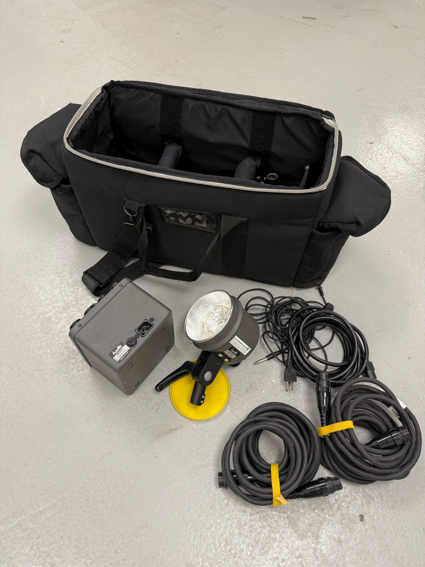 Dynalite light kit with MP800 power pack and MH2065 head