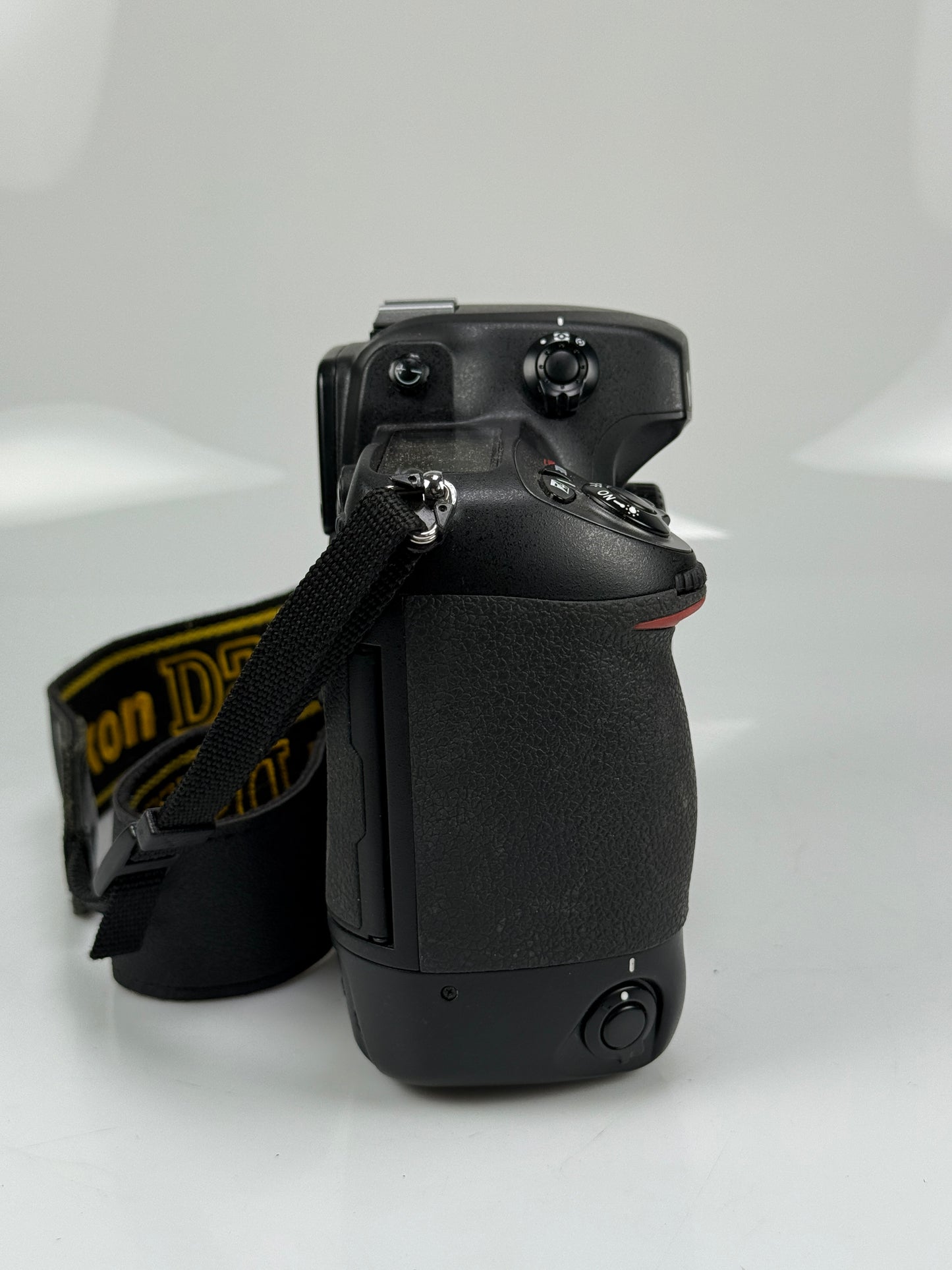 Nikon D2HS 4.1MP Digital SLR Camera Body