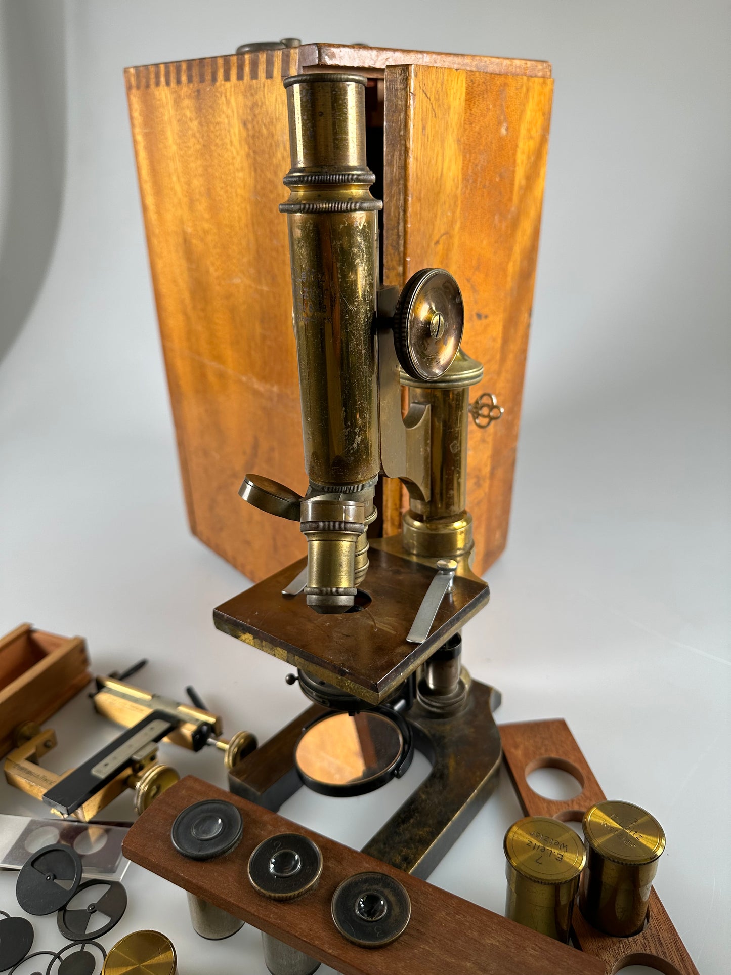 Leica LEITZ Wetzlar vintage Brass Microscope w/ 7, 3 objective Columbia univ