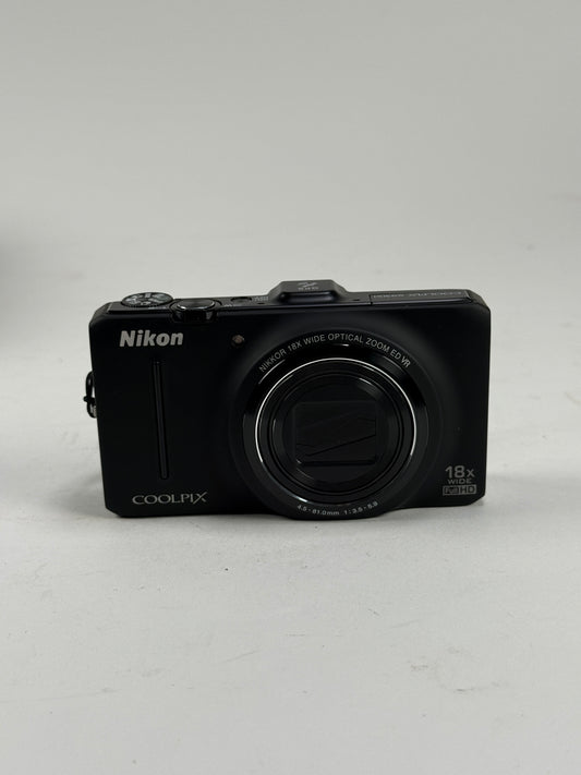 Nikon COOLPIX S9300 16.0MP Digital Camera 18x Optica Zoom Silver