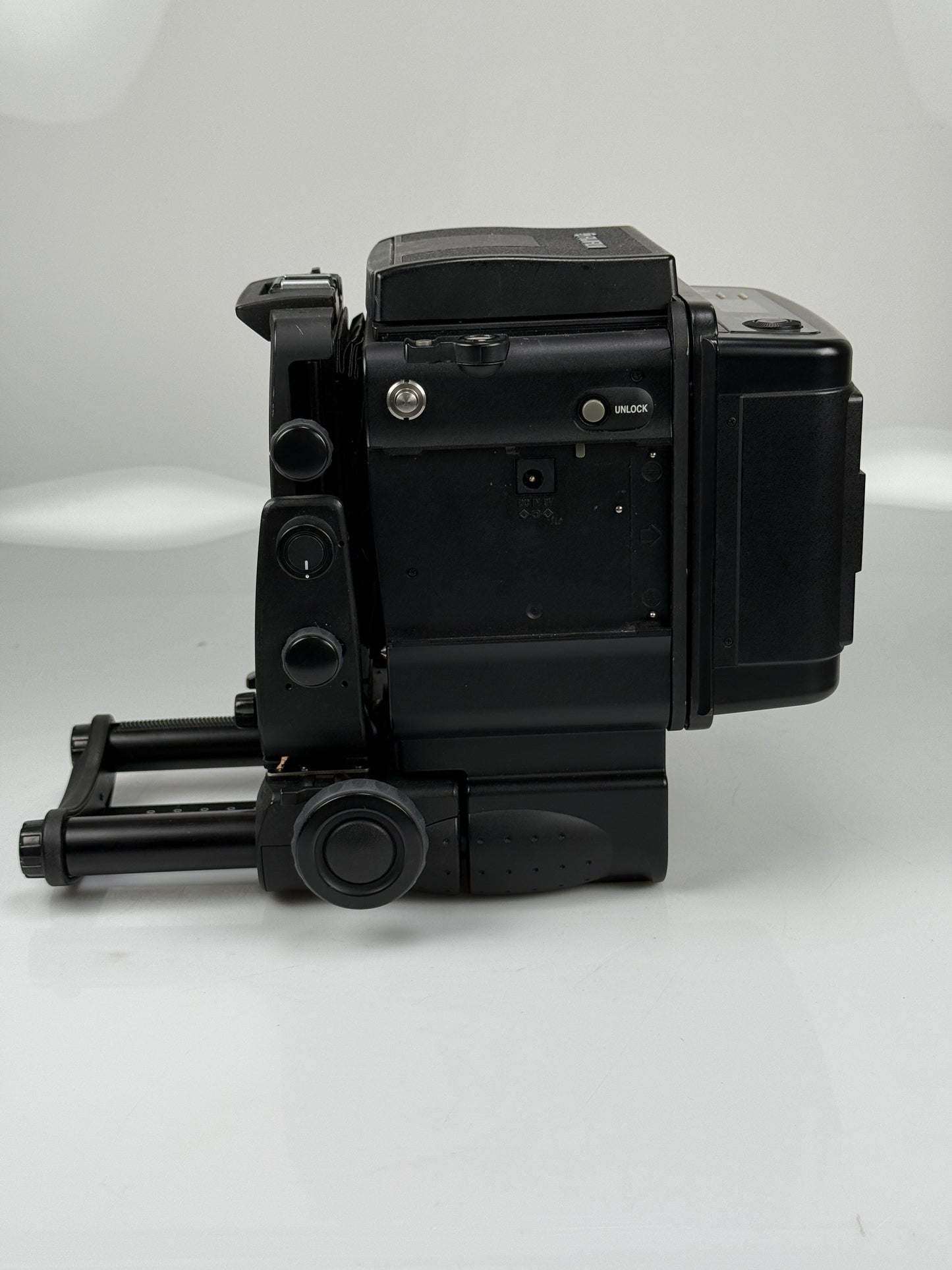 Fuji Fujifilm GX680 III Medium format film camera body, 120 roll film holder, WLF