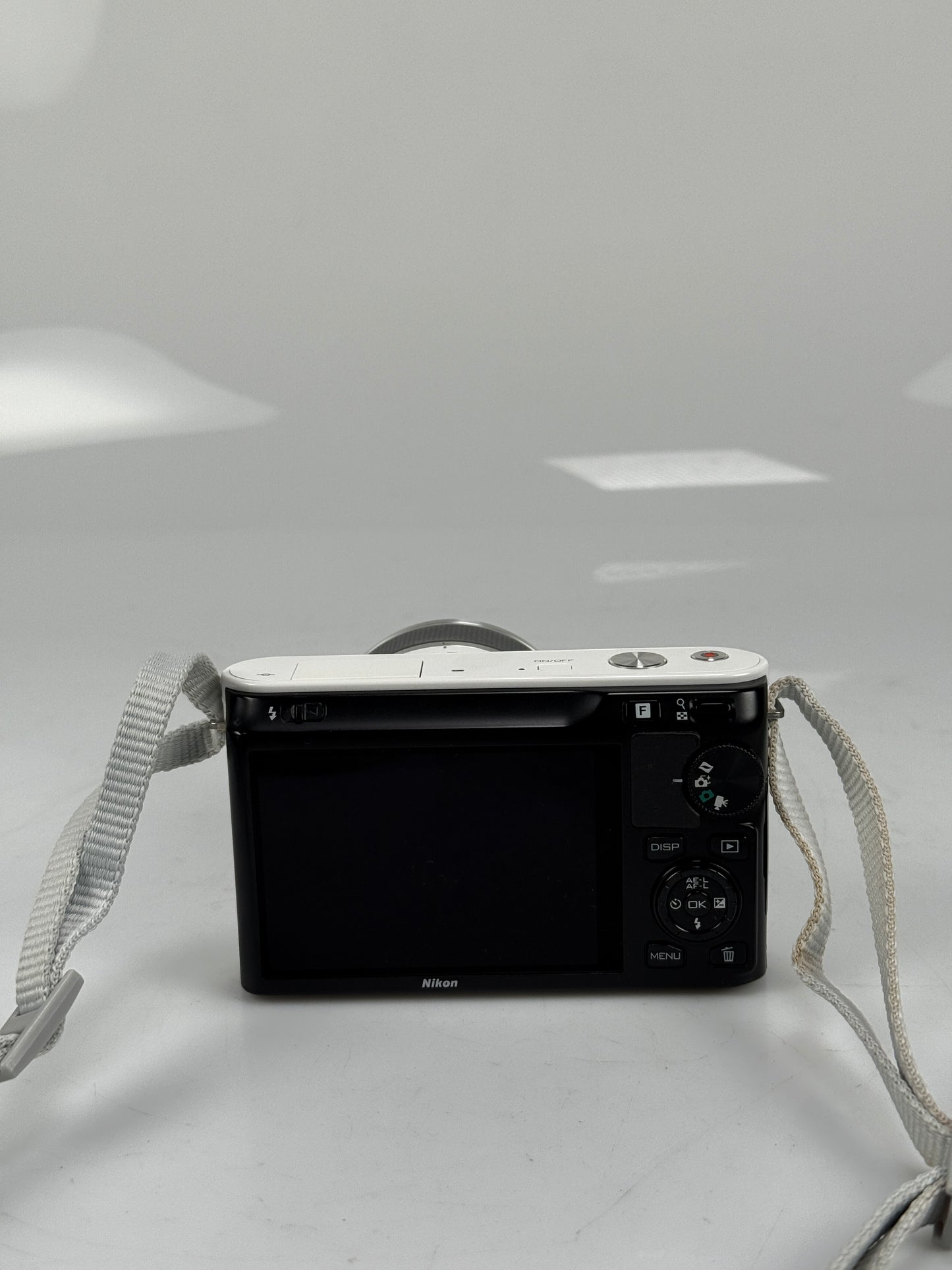 Nikon 1 J1 10.1MP Mirrorless SLR Camera w/ 10-30mm Lens white