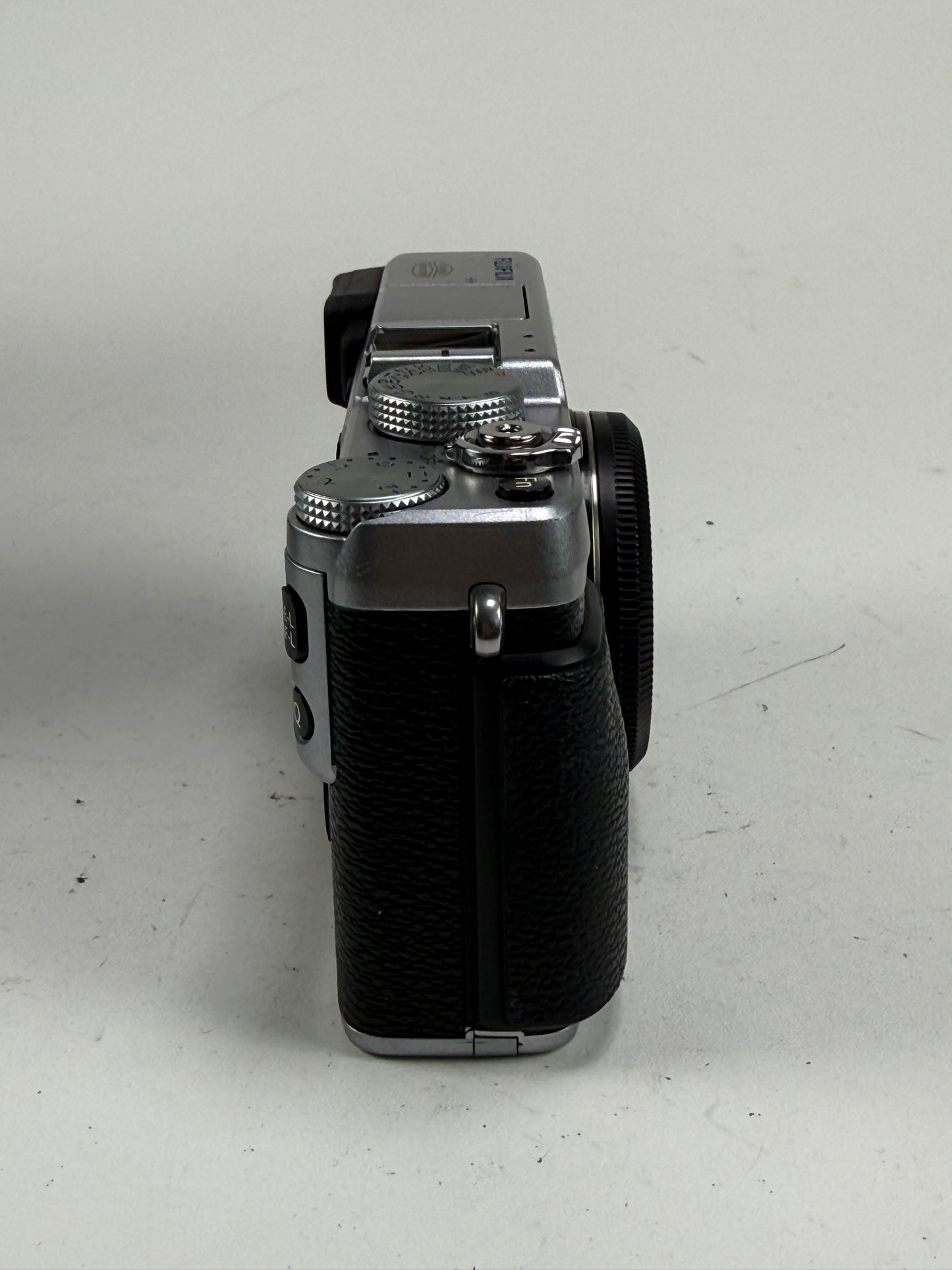 Fuji Fujifilm X-E1 16.3MP Digital Mirrorless Camera Body Silver