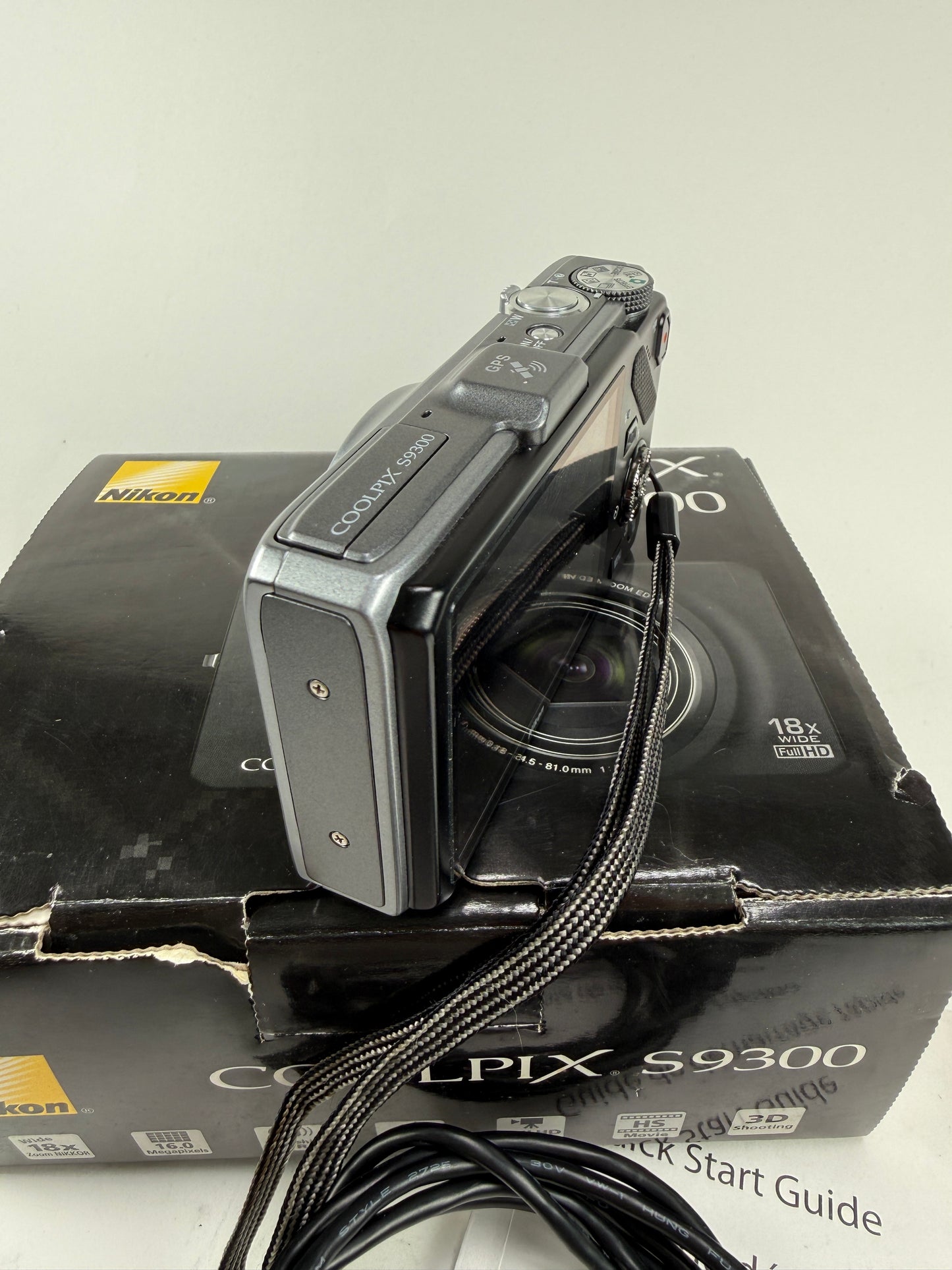 Nikon COOLPIX S9300 16.0MP Digital Camera 18x Optica Zoom Silver