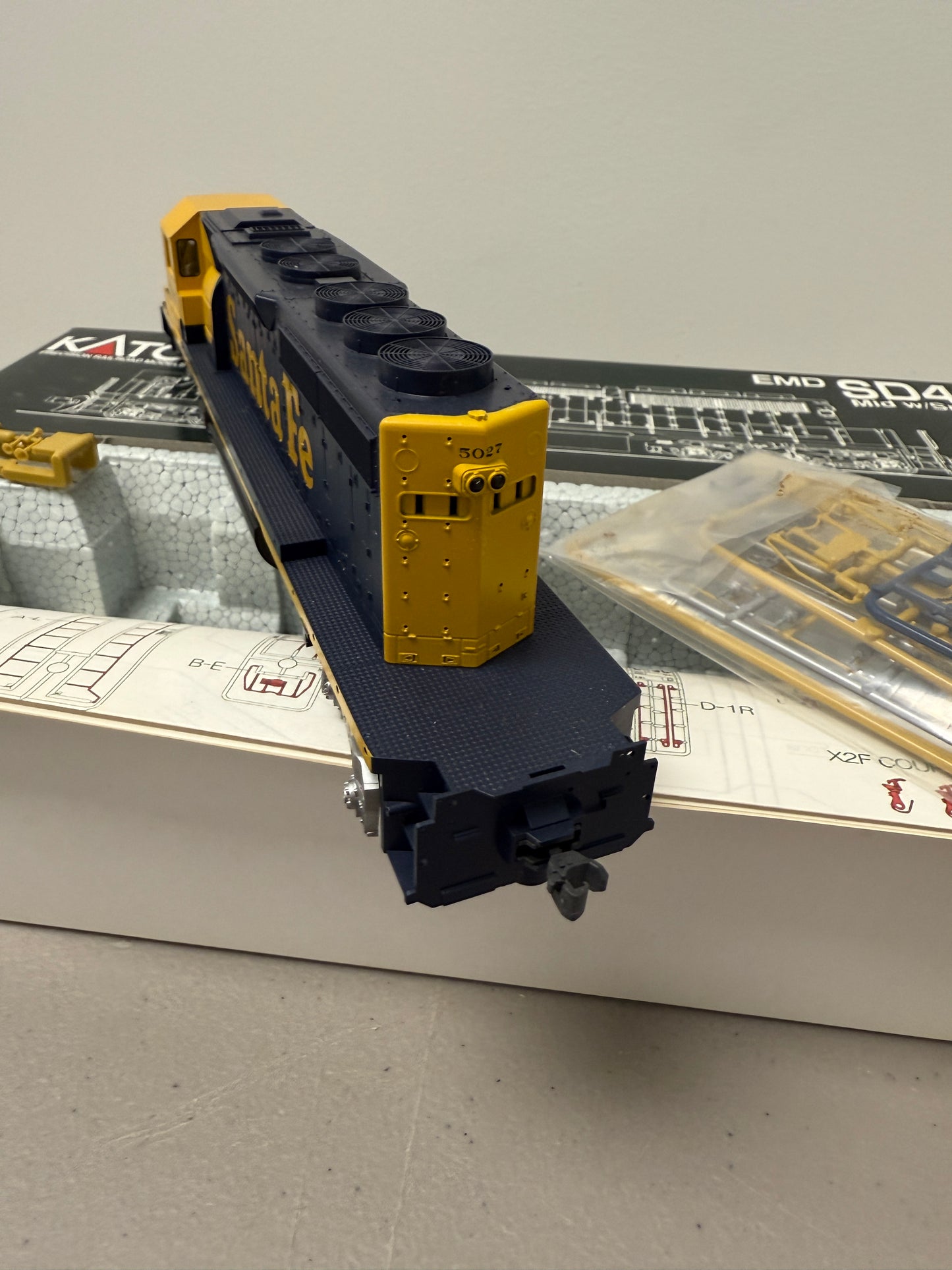KATO 37-2908 HO EMD SD40-2 Snoot Nose Locomotive Santa Fe #5027 New DCC Ready