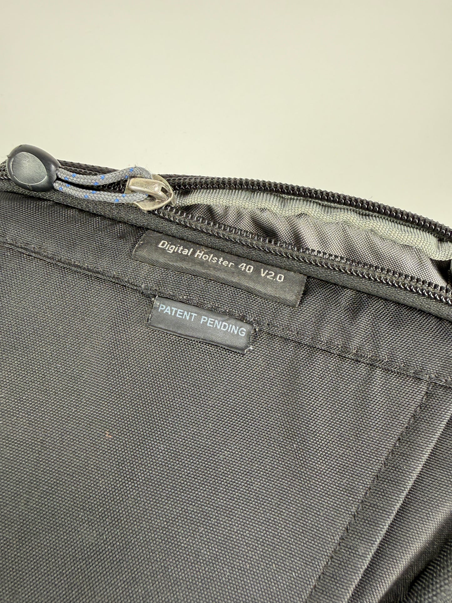 Think Tank Digital Holster 40 V2.0 Bag  Zipper Secured Lid Travel Black (Copy)
