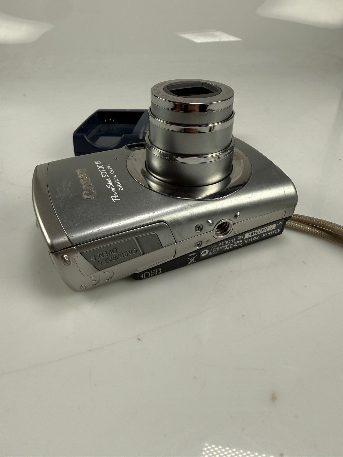 Canon PowerShot SD700 IS Digital Camera 6.0 MP Battery and charger