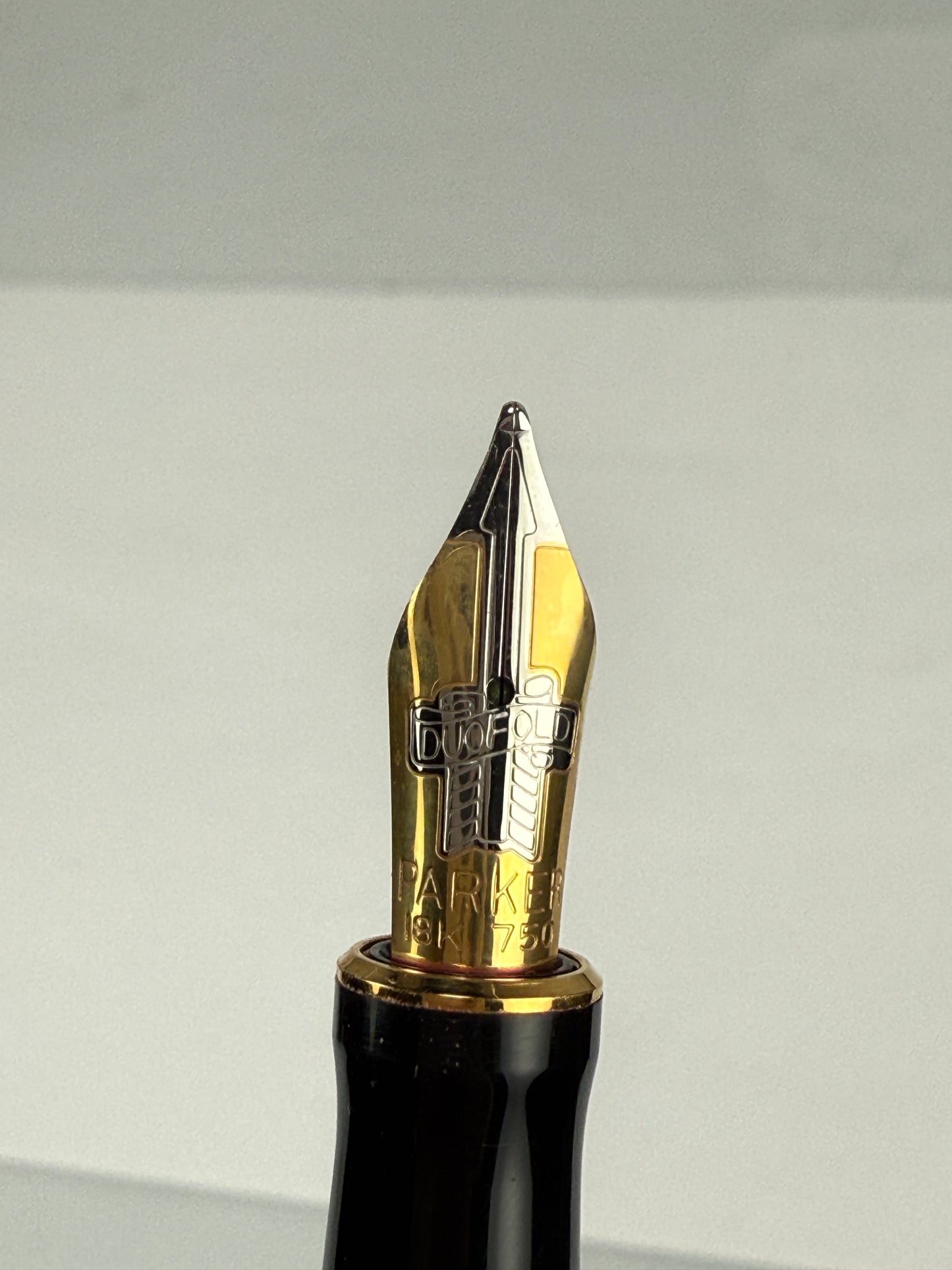 Parker Duofold Fountain Pen Pearl and Black Finish 18K 750 Medium Nib