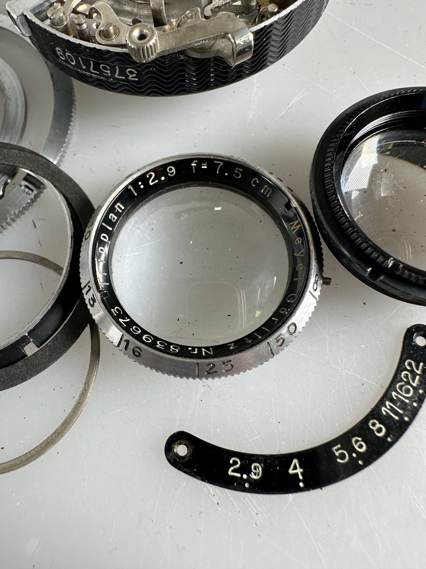Hugo Meyer Gorlitz 7.5cm 75mm f2.9 Trioplan lens in shutter