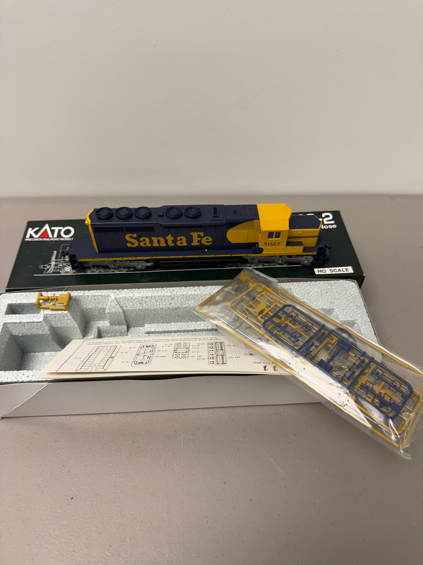 KATO 37-2908 HO EMD SD40-2 Snoot Nose Locomotive Santa Fe #5027 New DCC Ready