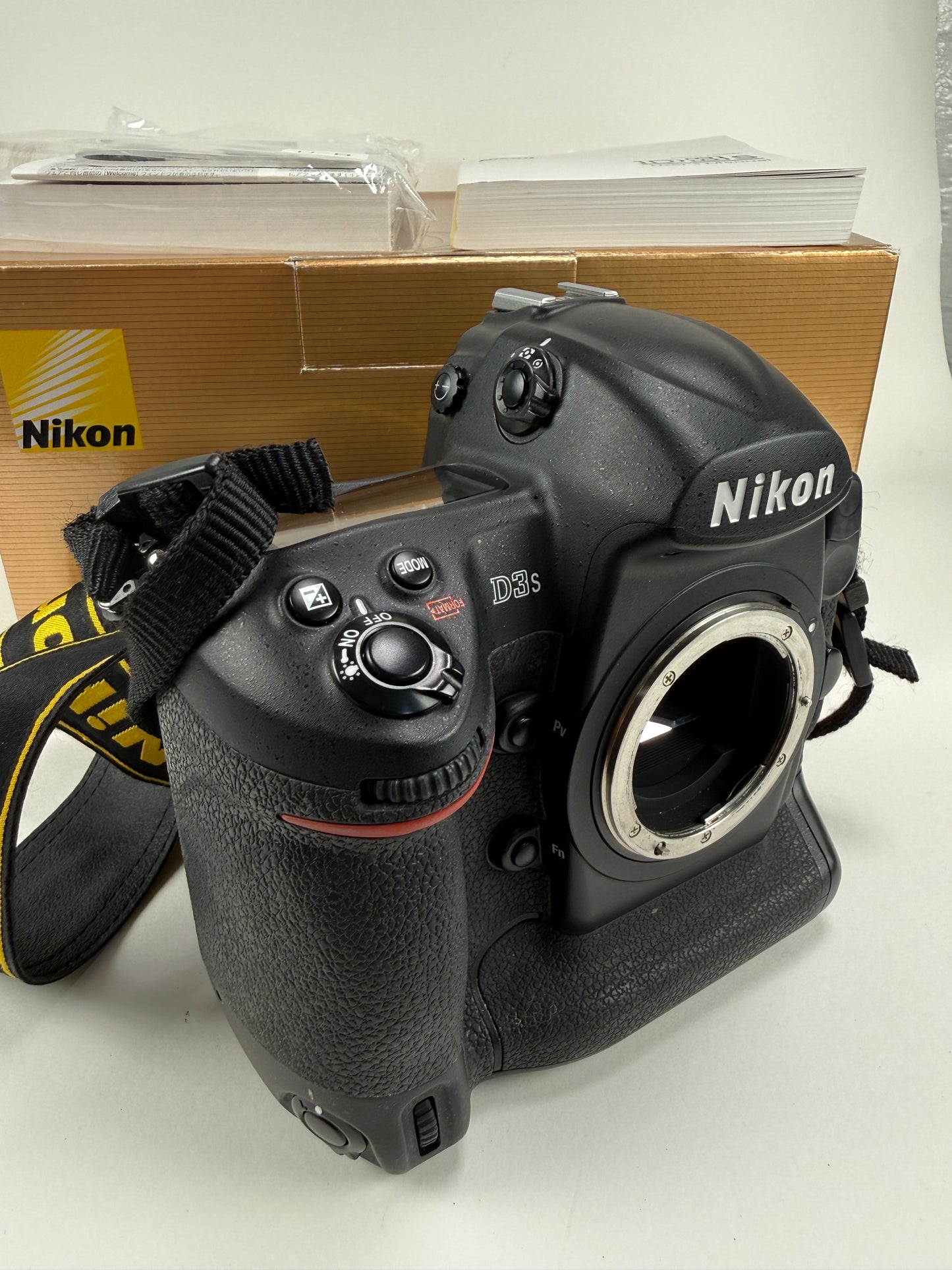Nikon D3s 12.1MP Digital SLR Camera Body SC 18k