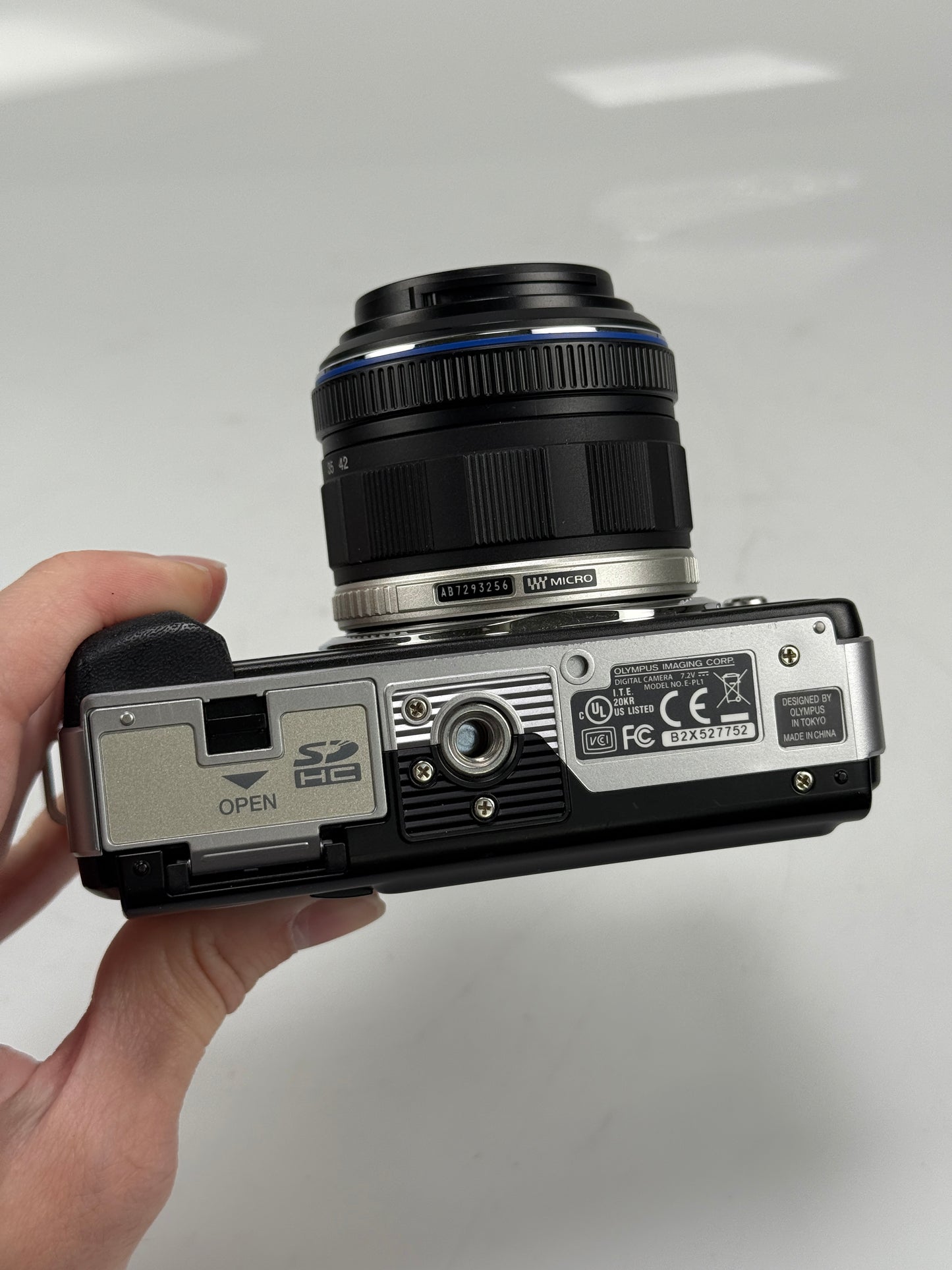 Olympus E-PL1  12.3MP mirrorless digital camera body black with 14-42mm L ED lens