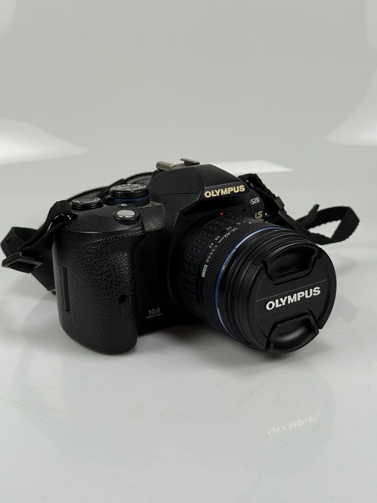 Olympus E-520 camera 10.0 MP DSLR 14-42mm Lens