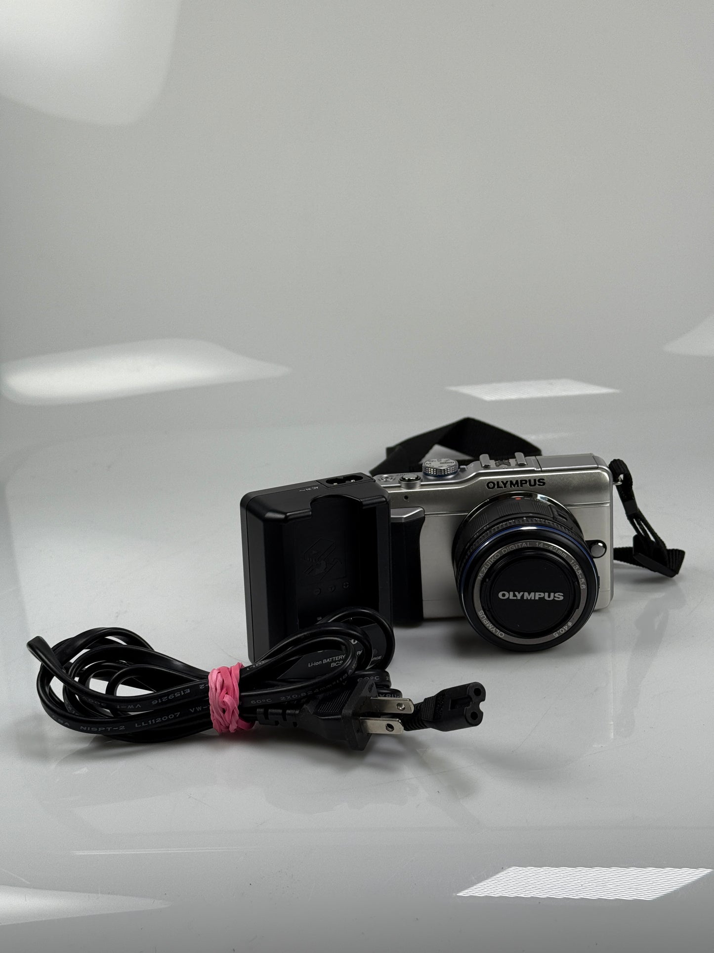 Olympus E-PL1  12.3MP mirrorless digital camera body Silver with 14-42mm L ED lens