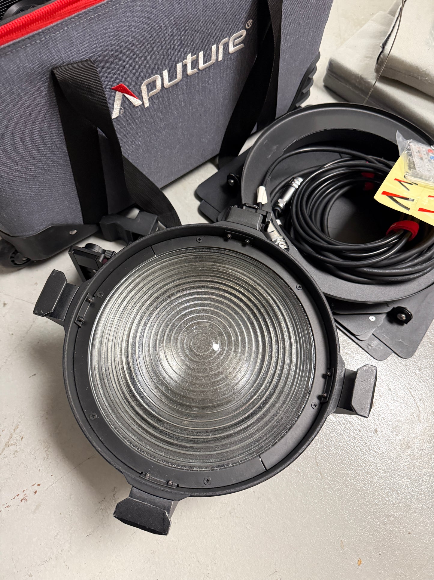 Aputure LS 600d Pro Bi-Color LED Monolight (V-Mount) w/ Fresnel F10