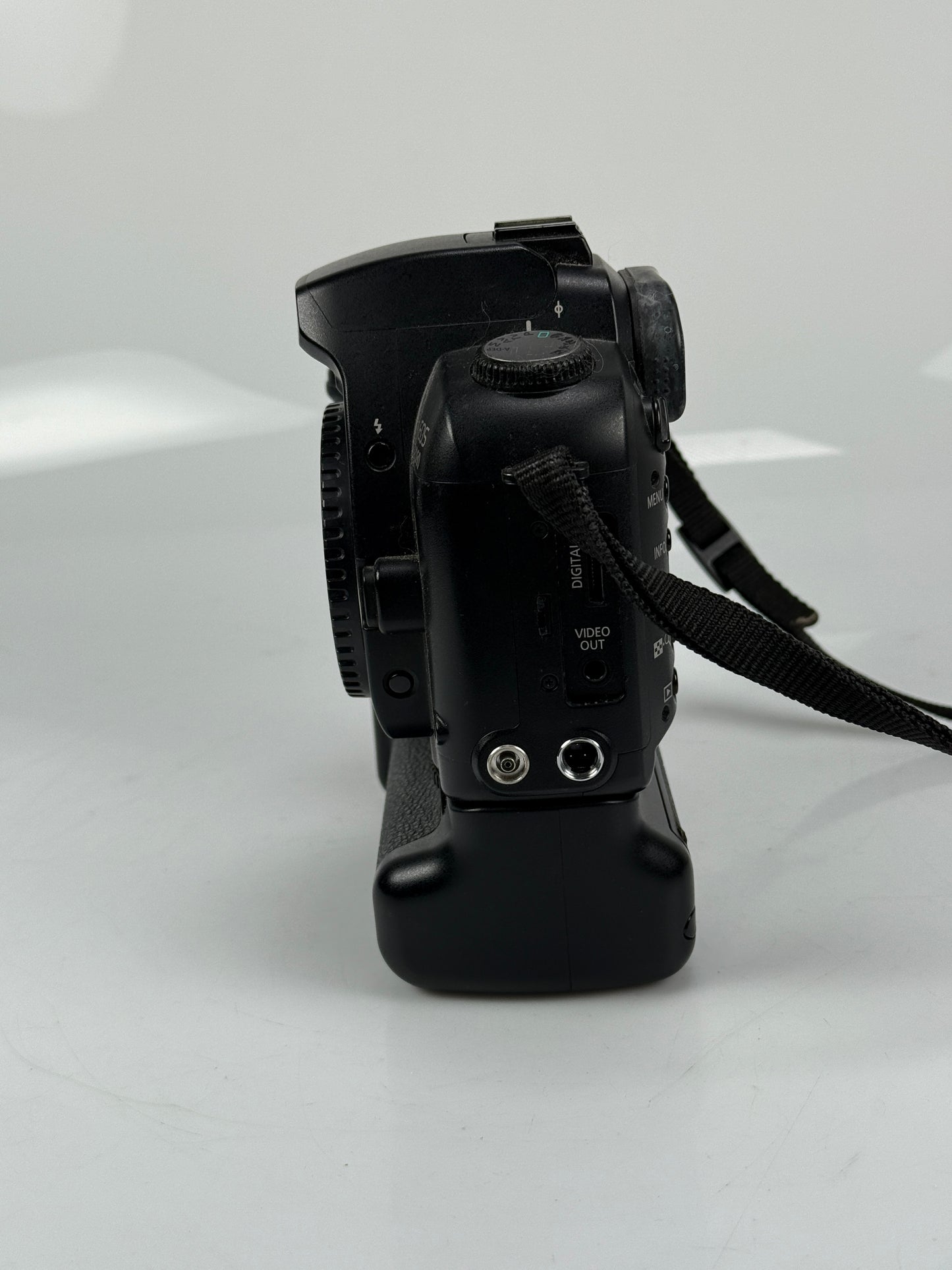 Canon EOS D60 6.3MP Digital SLR Camera Body with grip