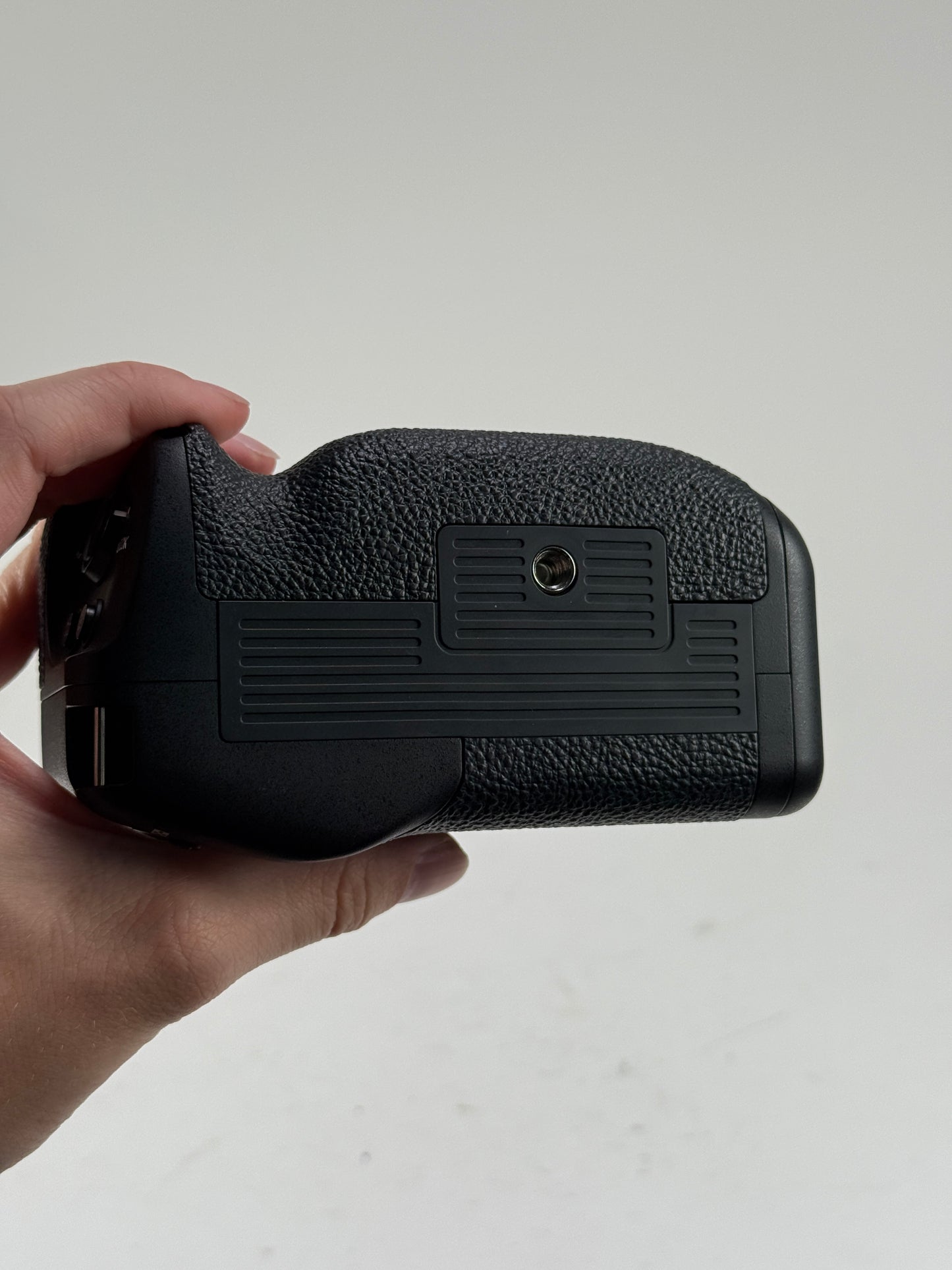 SONY VG-C4EM Vertical Grip (for a7R IV/a9 II Cameras)