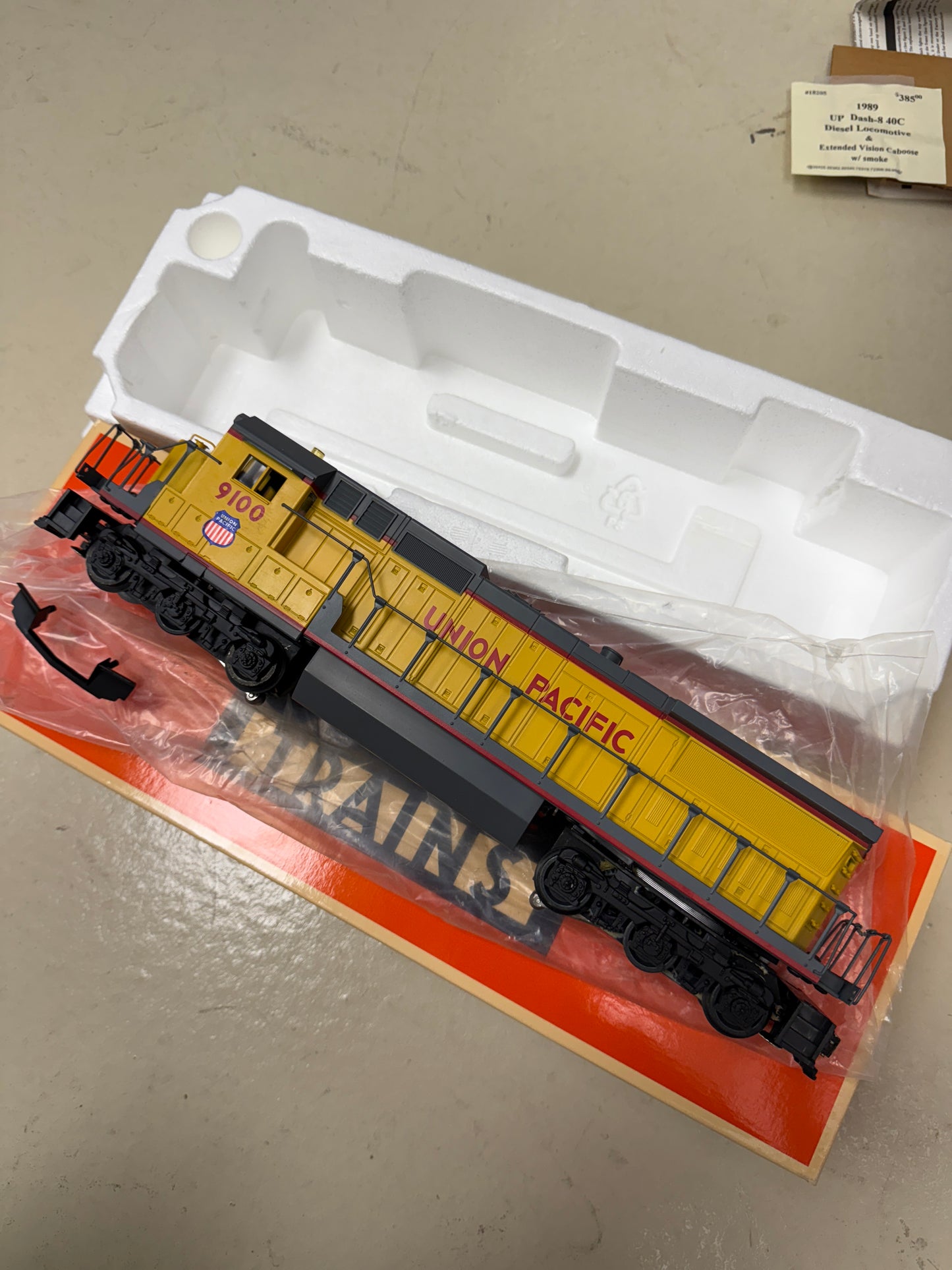 Lionel O Gauge Union Pacific Smooth Side Passenger set with DASH-8 40C locomotive