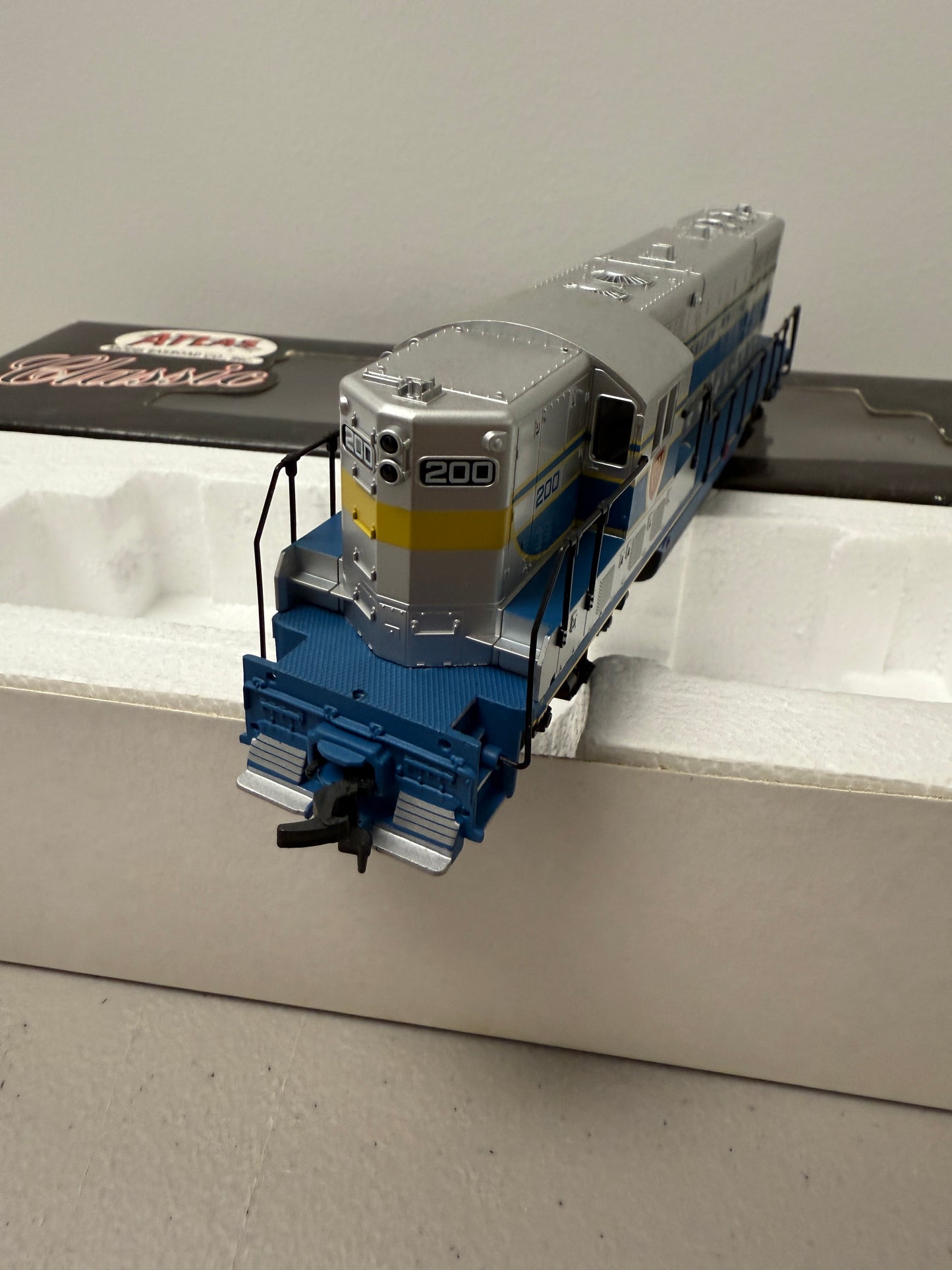 HO Scale Atlas Classic 8409 EMD Demonstrator GP7 Diesel #200 - DCC Ready