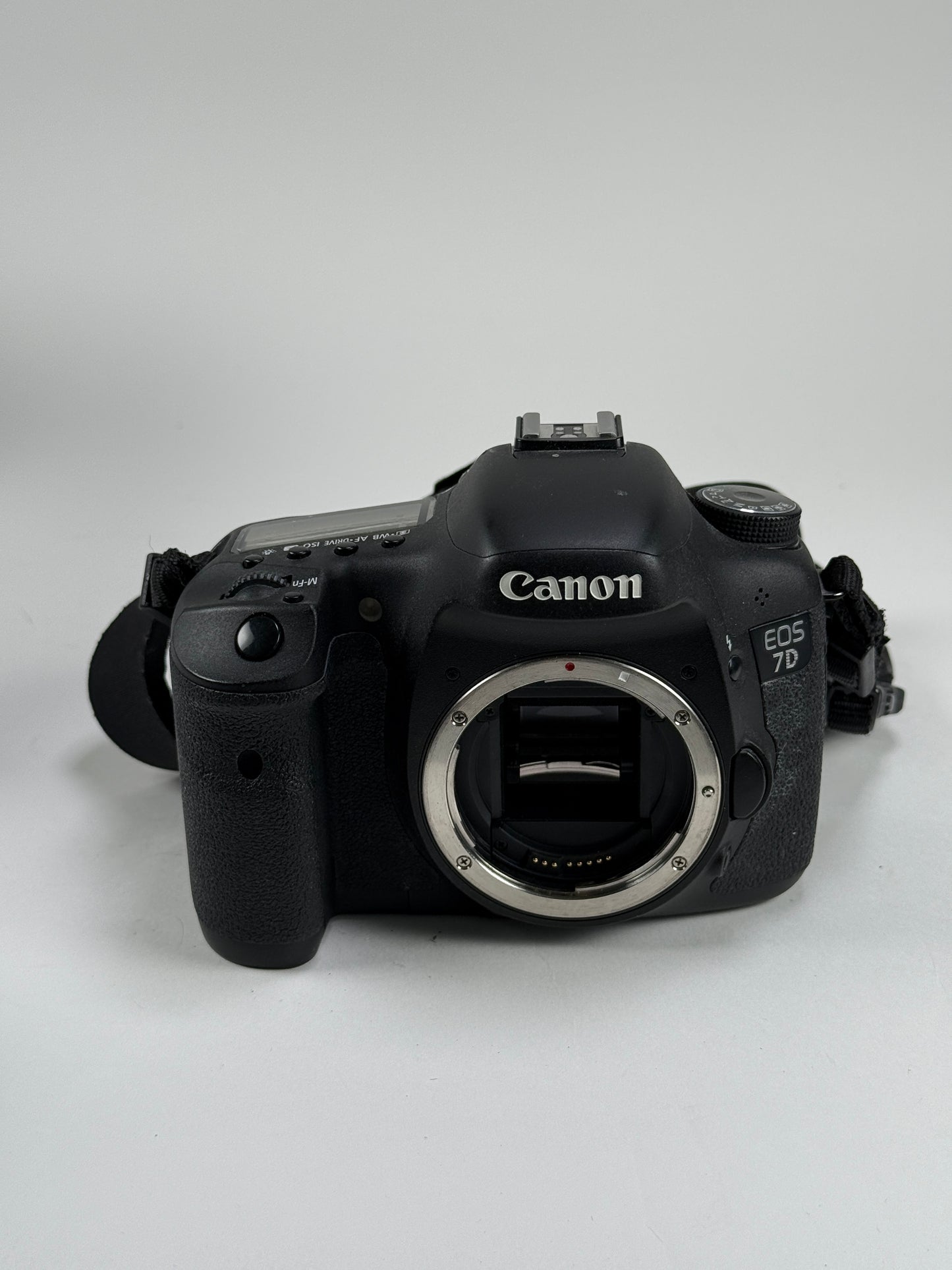 Canon EOS 7D 18MP Digital SLR Camera kit w/ 18-135mm IS lens