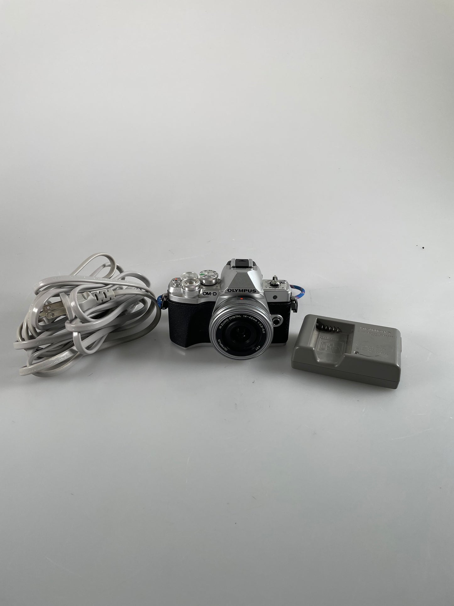 Olympus OM-D E-M10 MARK III S Camera w/ 14-42mm Lens Silver