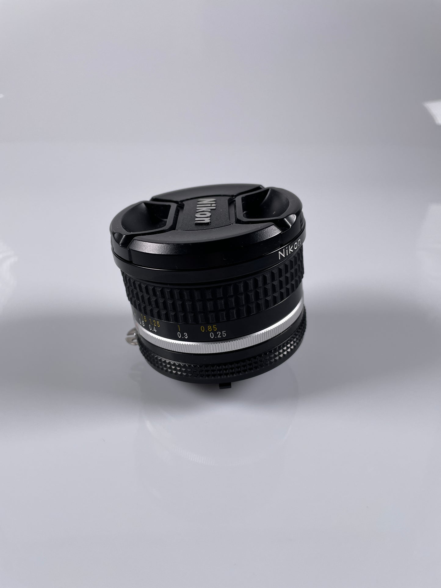 Nikon Nikkor Ai-s 20mm f2.8 Wide Angle MF Lens Ais w/Caps