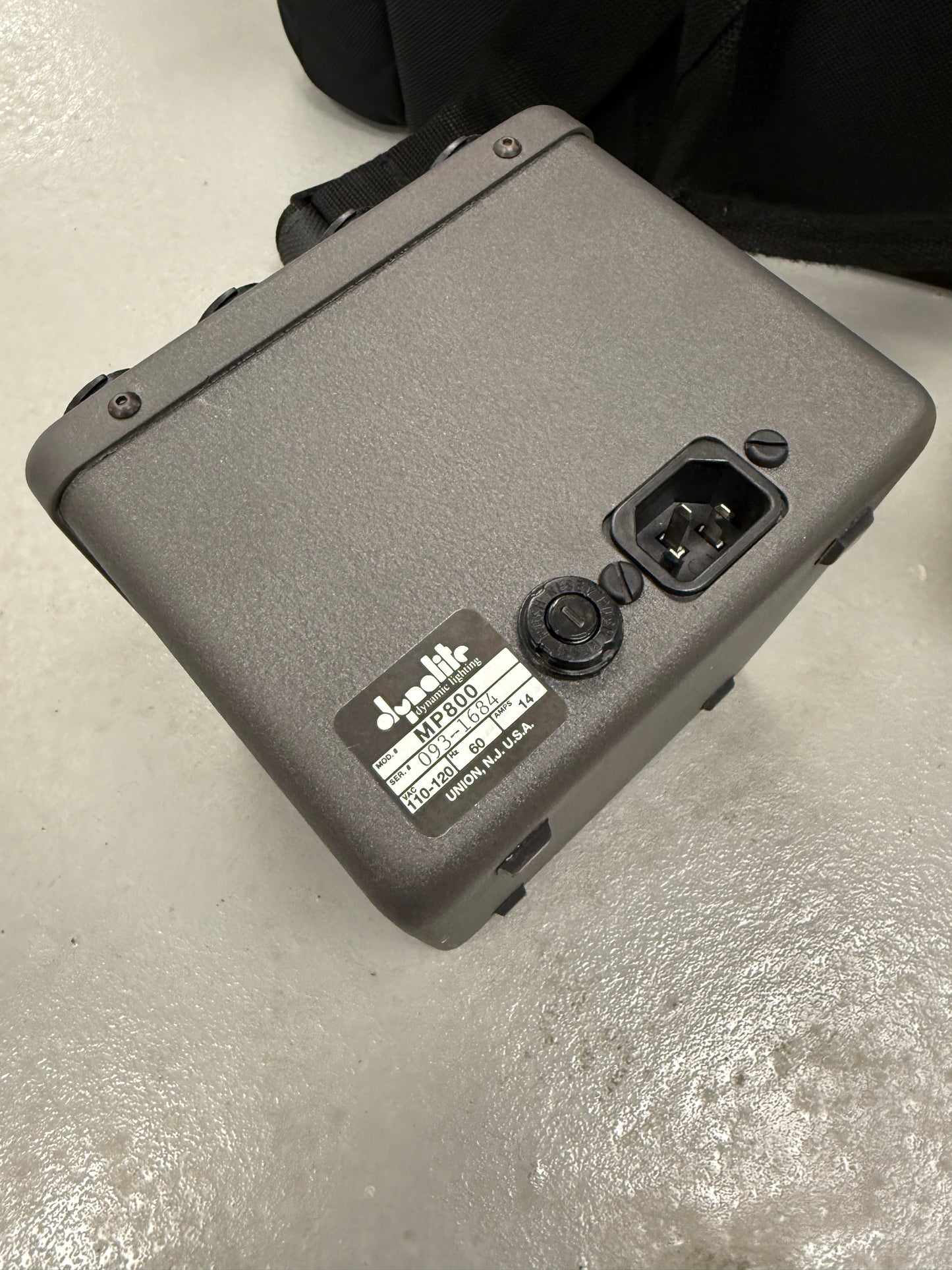Dynalite light kit with MP800 power pack and MH2065 head