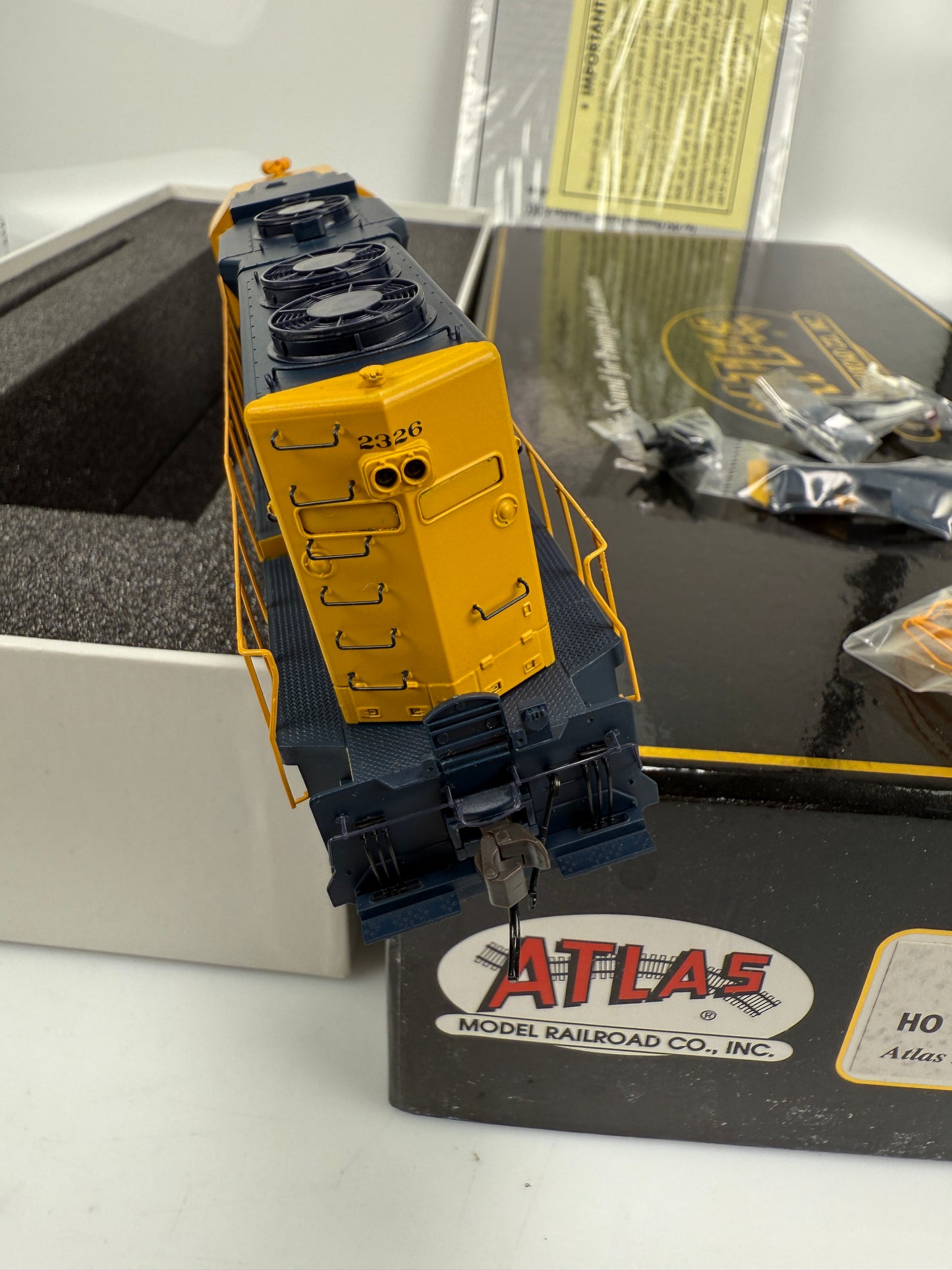 ATLAS master gold HO 10000 SANTA FE # 2326 HO GP-38 low noise locomotive w/ DCC & Sound