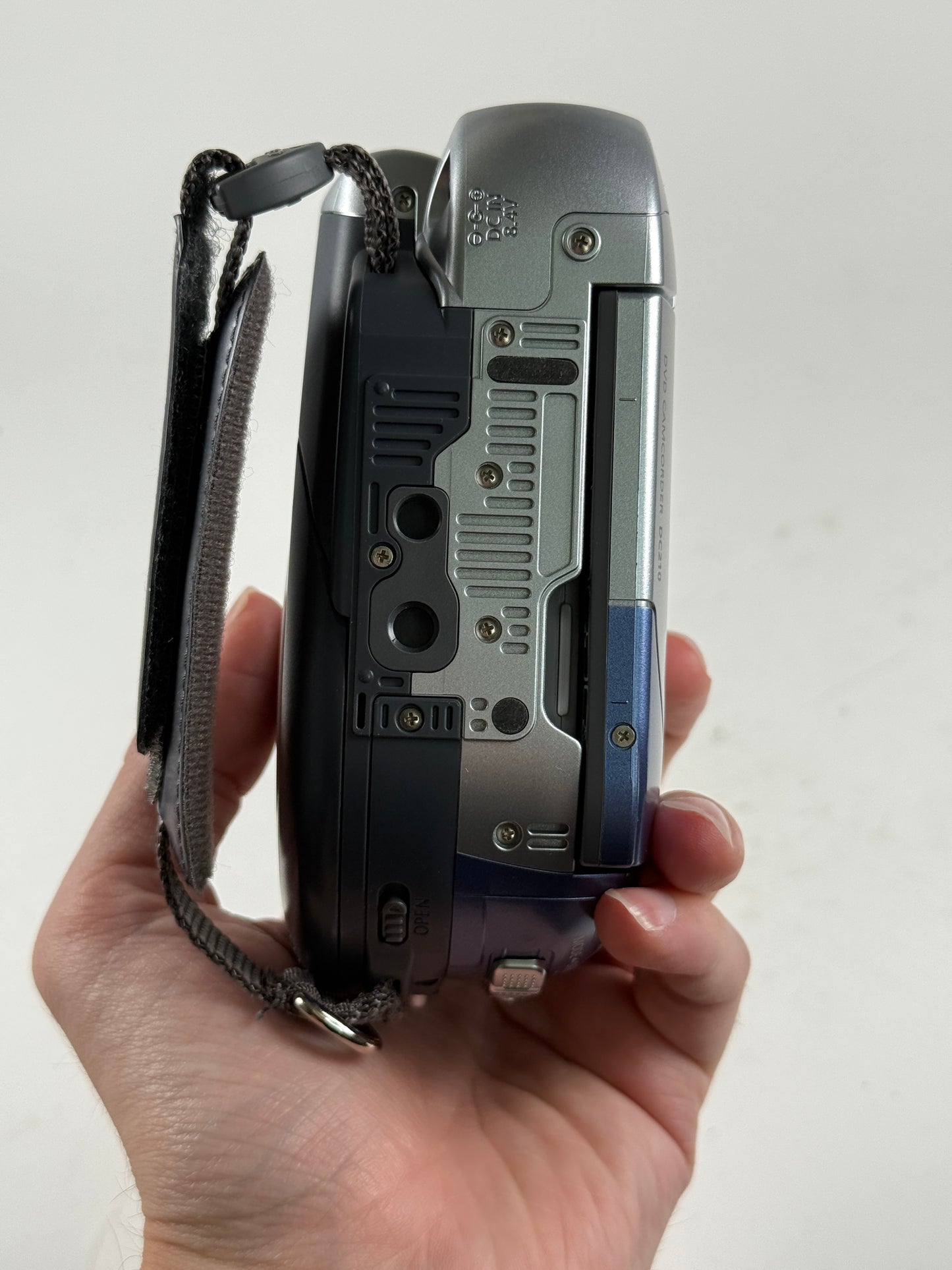 Canon DC210 DVD Video Camcorder 35x Optical Zoom