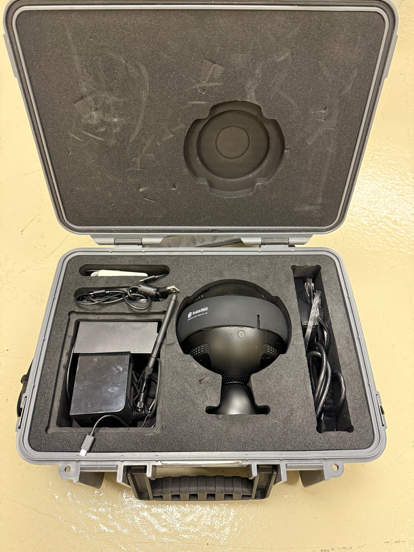 INSTA360 Pro - Spherical 360 8k VR Video Camera - 3 Batteries Tested, case