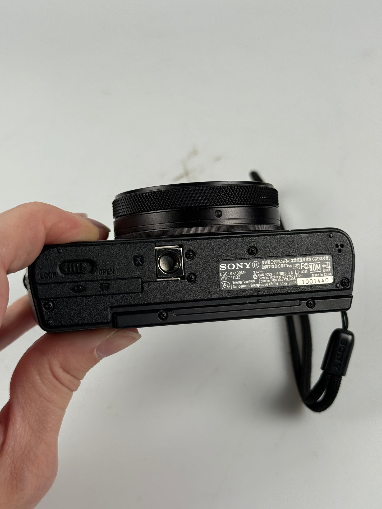 Sony Cyber-shot DSC-RX100 VI 20.1MP Digital Camera 24-200mm Lens, case