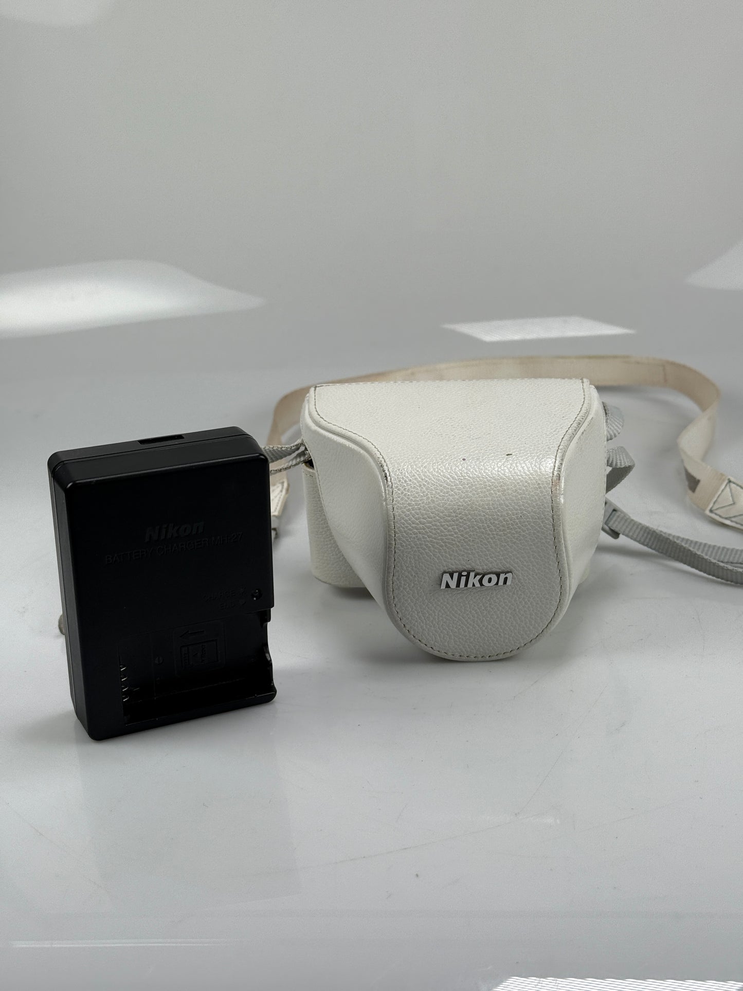 Nikon 1 J1 10.1MP Mirrorless SLR Camera w/ 10-30mm Lens white