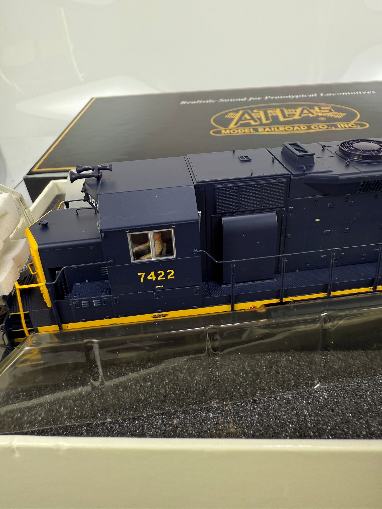 ATLAS master gold 7039 Chesapeake & Ohio 7422 SD35 low nose locomotive w/ DCC & Sound
