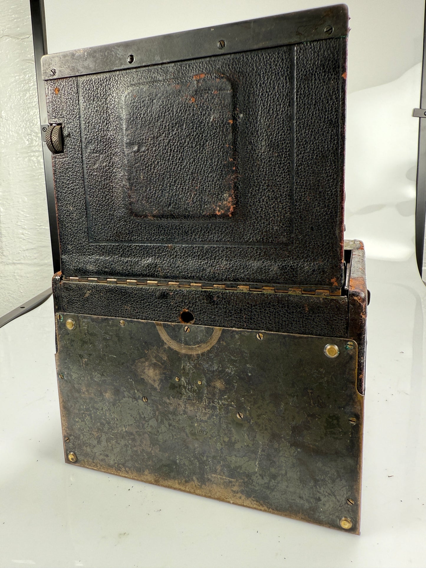 Compact Graflex 3¼x5½ SLR Focal Plane Shutter Camera with Kodak No 32 anastigmat lens