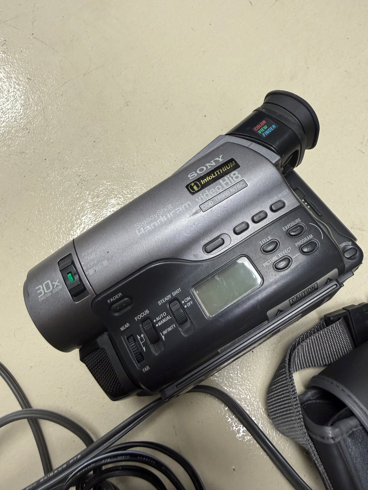 Sony CCD-TR910 NTSC Handycam Video Hi8 8mm Camcorder