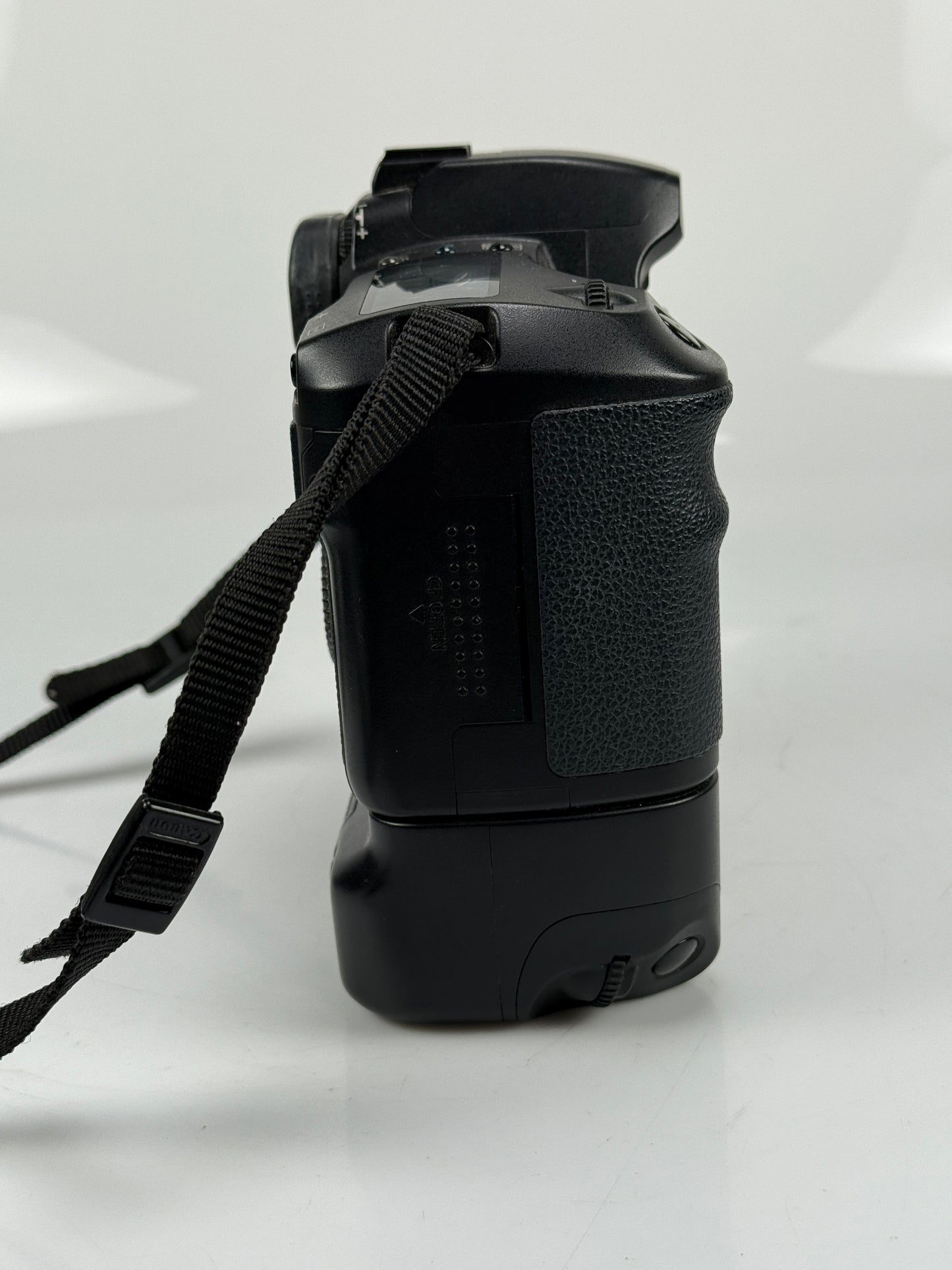 Canon EOS D60 6.3MP Digital SLR Camera Body with grip