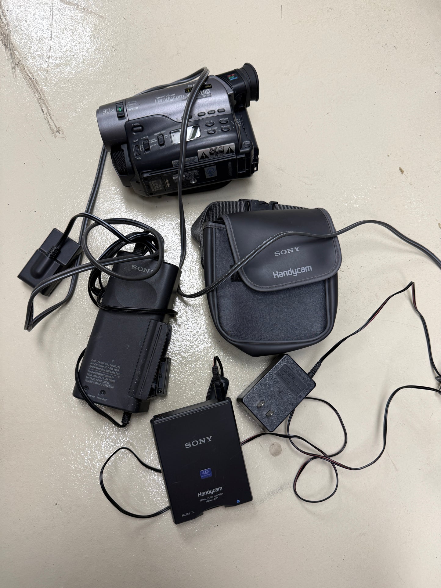 Sony CCD-TR910 NTSC Handycam Video Hi8 8mm Camcorder
