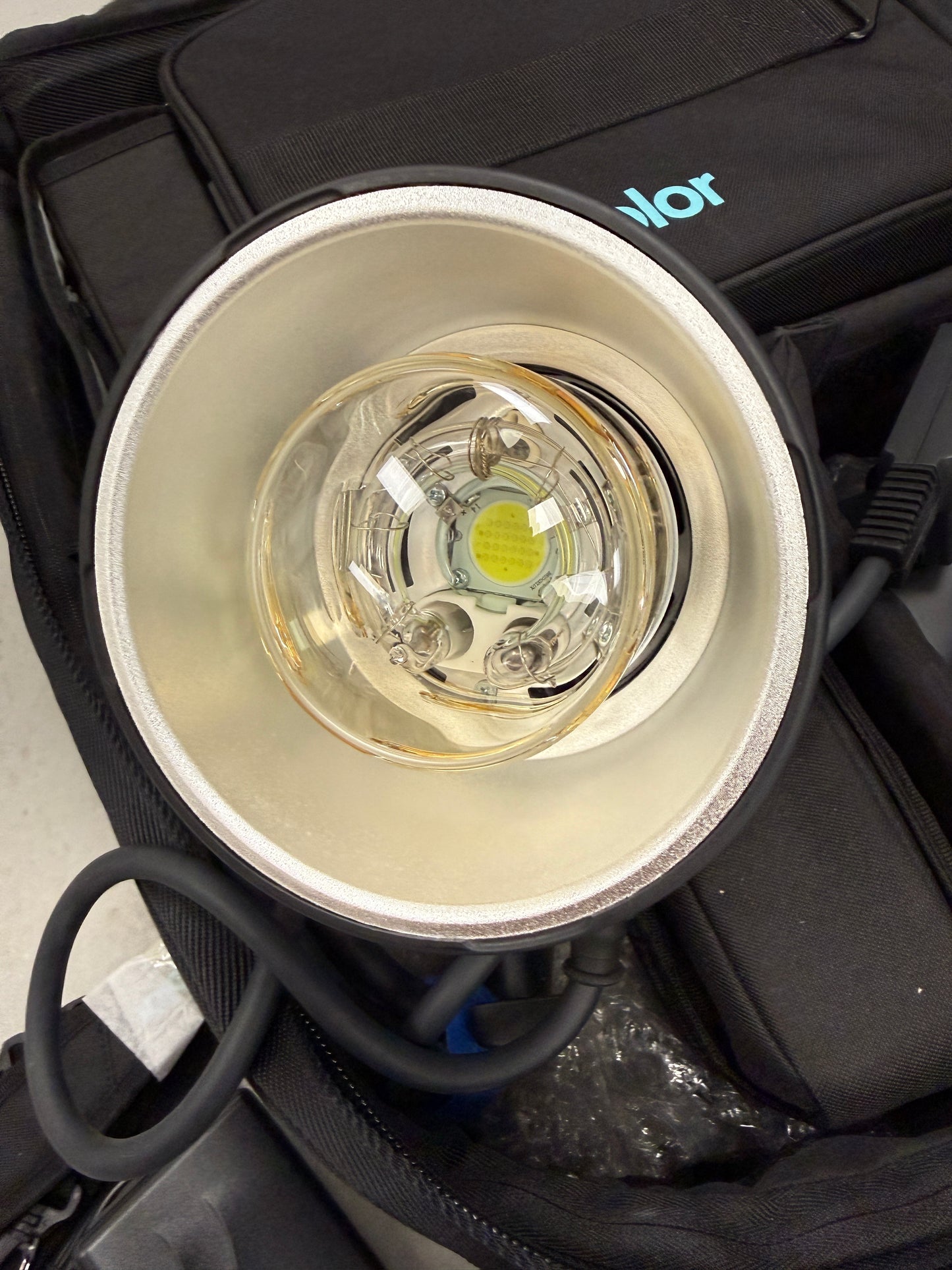Broncolor Move L 1200w/s strobe kit + 2 Heads + battery, case, etc MobiLED