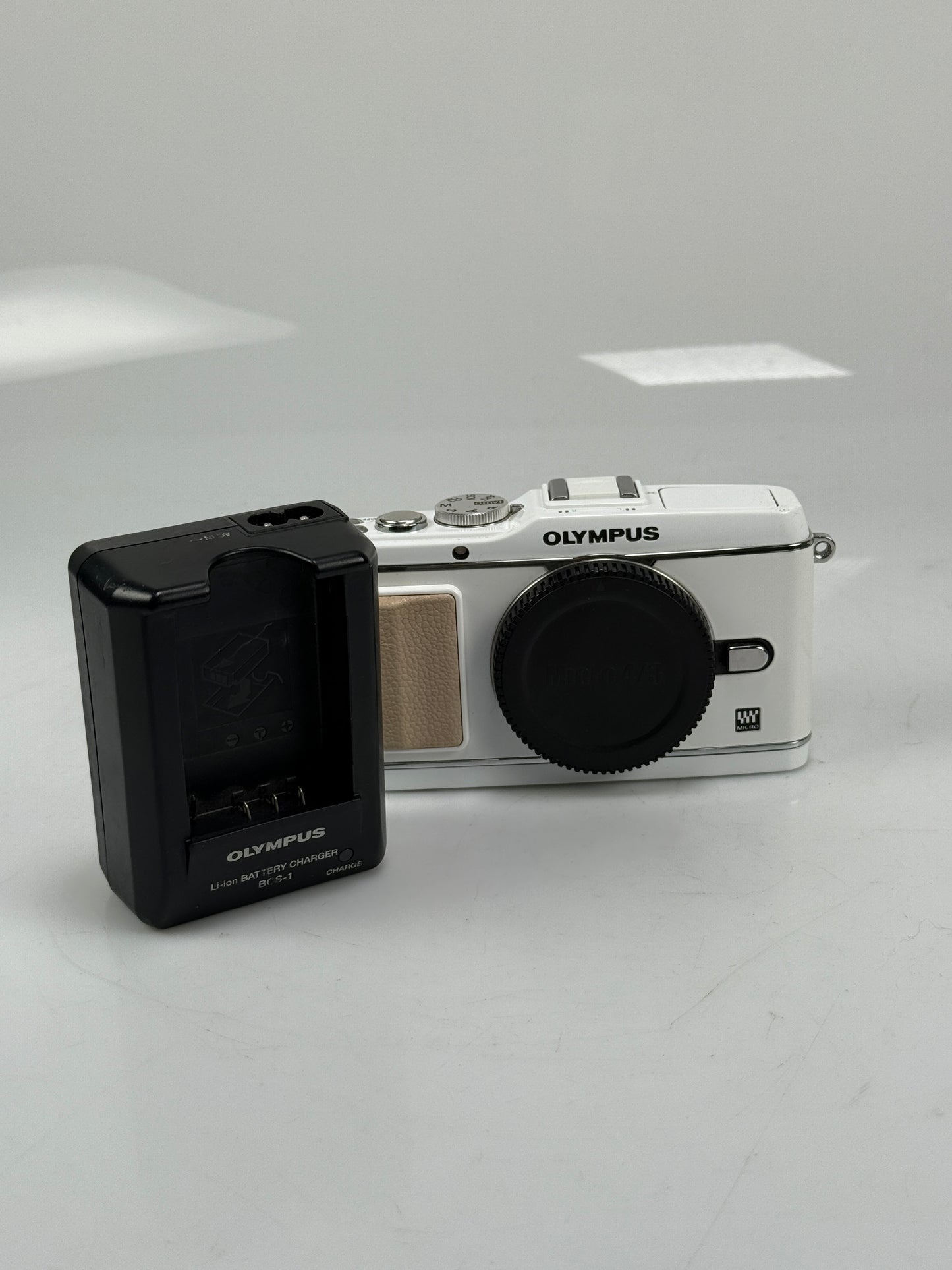 Olympus PEN E-P3 12.3MP Digital Mirrorless Camera - White (Body Only)