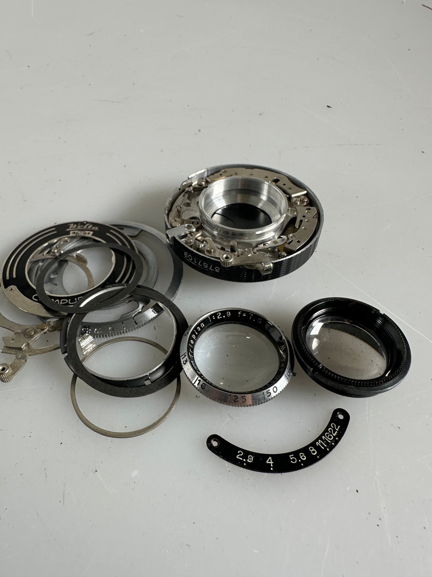 Hugo Meyer Gorlitz 7.5cm 75mm f2.9 Trioplan lens in shutter