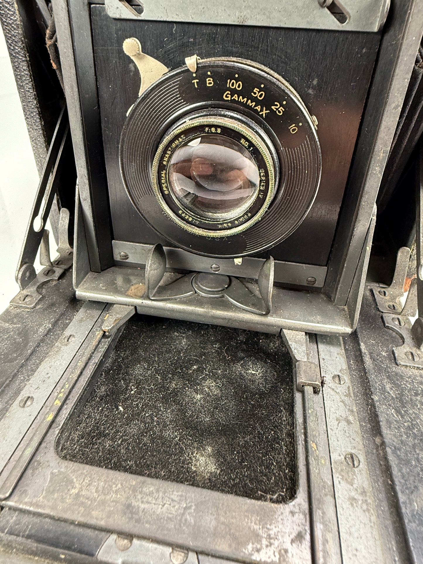 Compact Graflex 3¼x5½ SLR Focal Plane Shutter Camera with lens