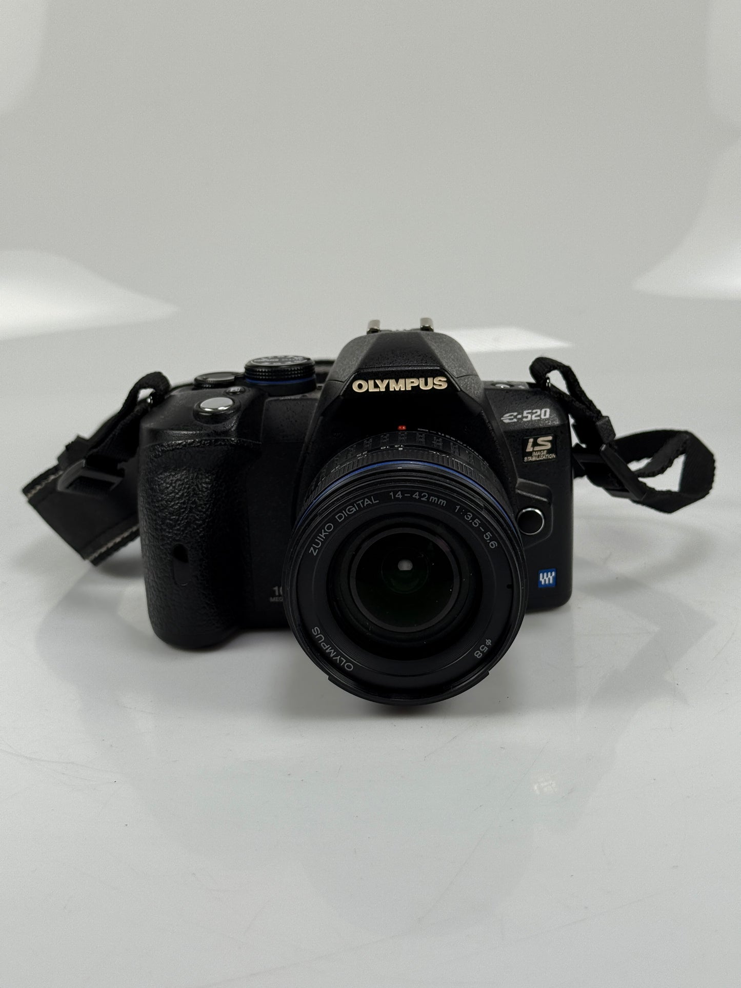 Olympus E-520 camera 10.0 MP DSLR 14-42mm Lens