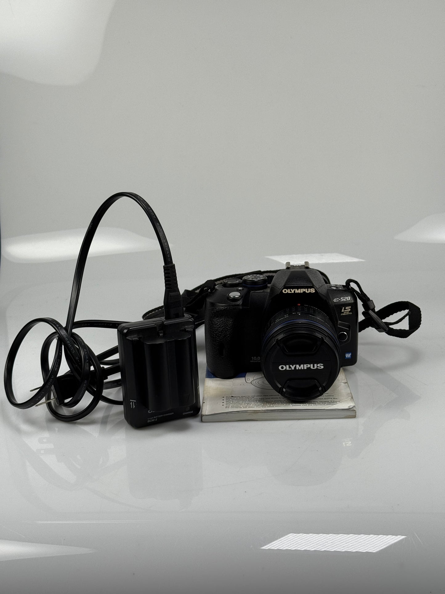 Olympus E-520 camera 10.0 MP DSLR 14-42mm Lens