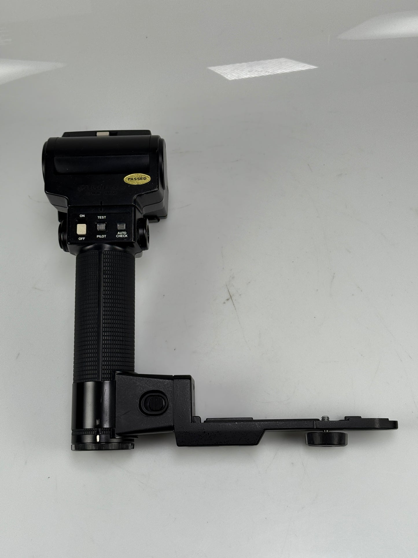 Canon 533G Speedlite camera flash with bracket