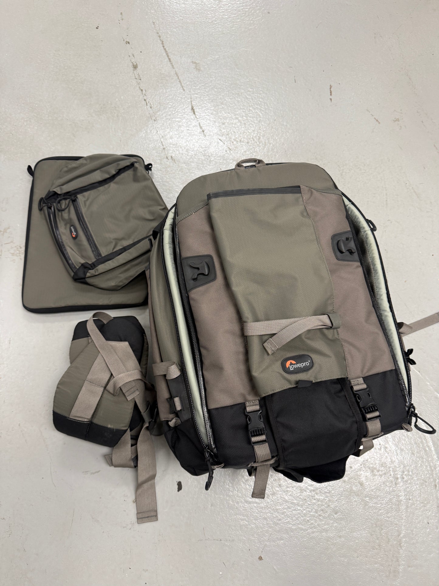 Lowepro Pro Trekker 400 AW - Camera & Accessories Backpack