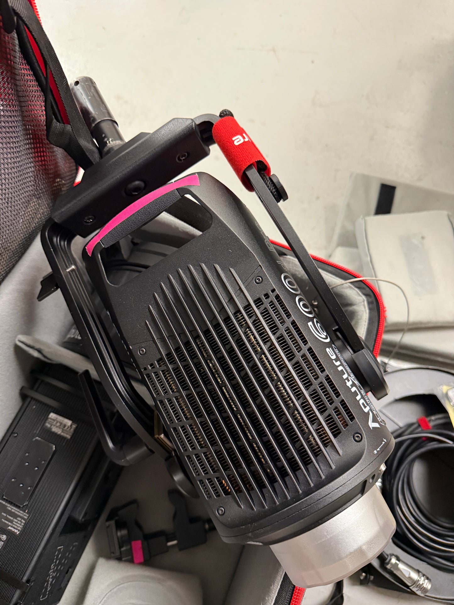 Aputure LS 600d Pro Bi-Color LED Monolight (V-Mount) w/ Fresnel F10