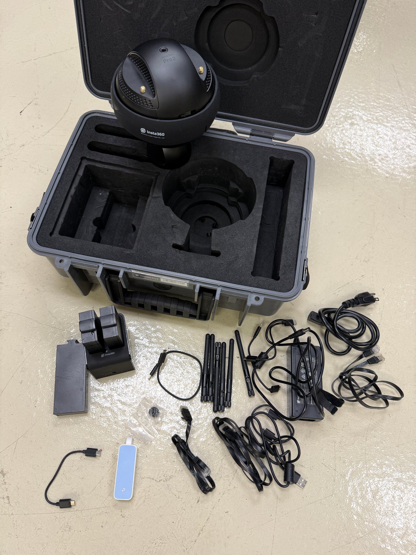 INSTA360 Pro - Spherical 360 8k VR Video Camera - 3 Batteries Tested, case