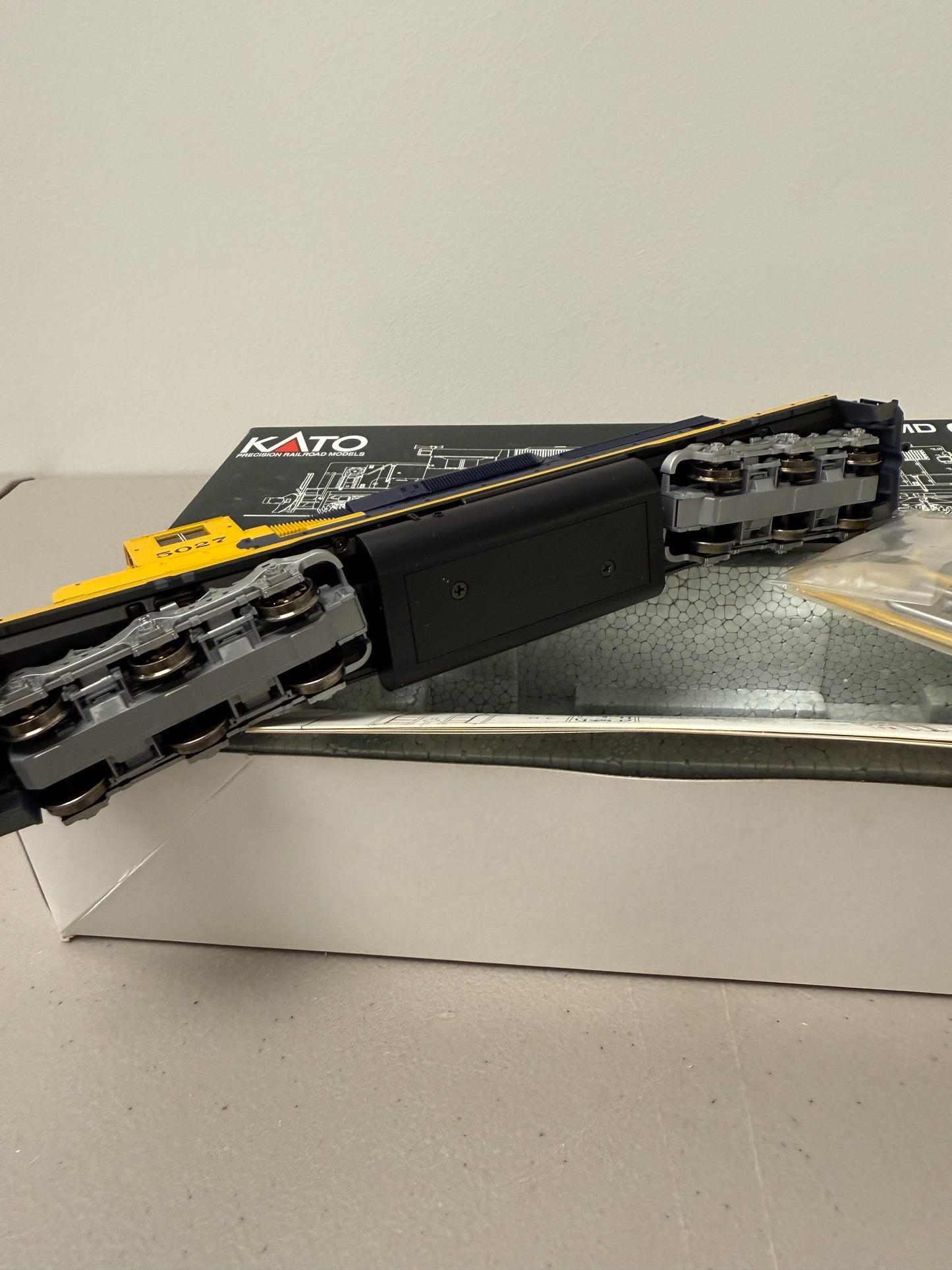 KATO 37-2908 HO EMD SD40-2 Snoot Nose Locomotive Santa Fe #5027 New DCC Ready