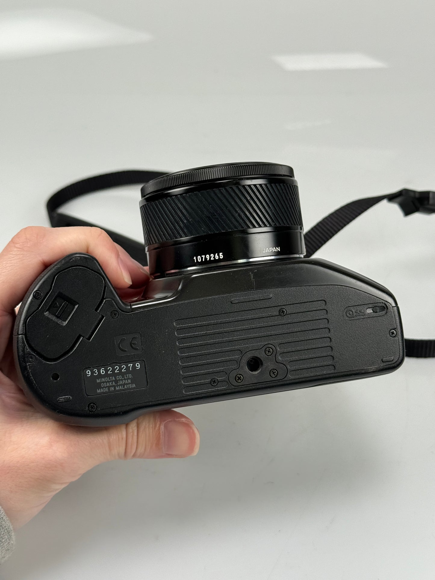 Minolta Maxxum 400si 35mm SLR Film Camera with 50mm f1.7 AF lens