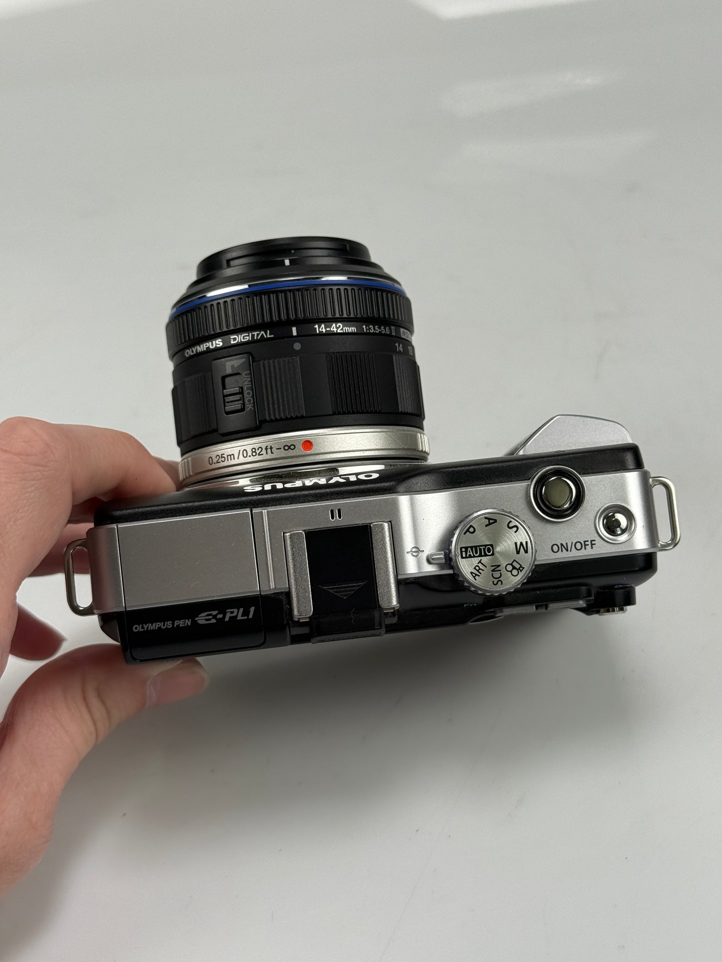 Olympus E-PL1  12.3MP mirrorless digital camera body black with 14-42mm L ED lens